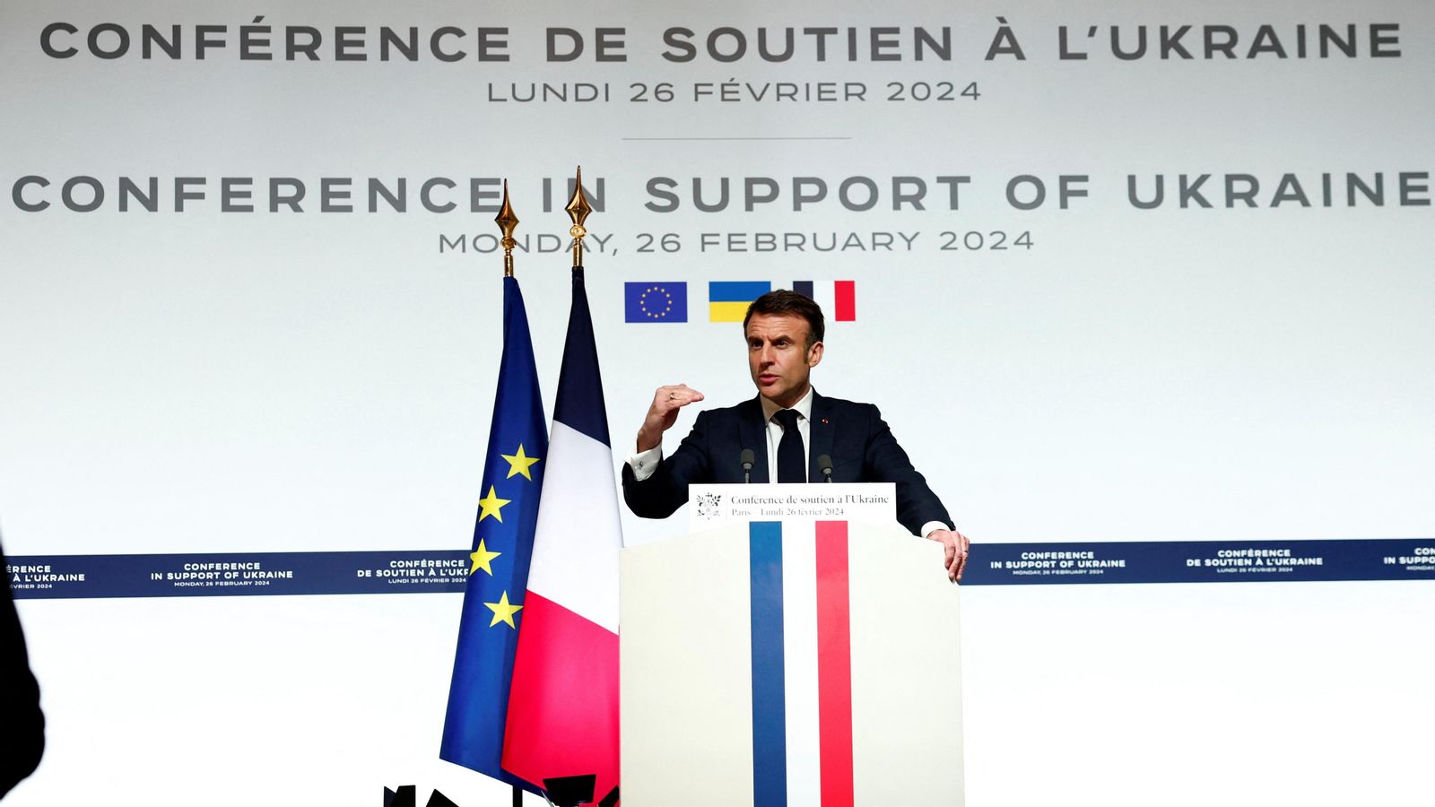 El president francés, Emmanuel Macron, parla al final de la conferència de suport a Ucraïna en el Palau de l'Elisi a París