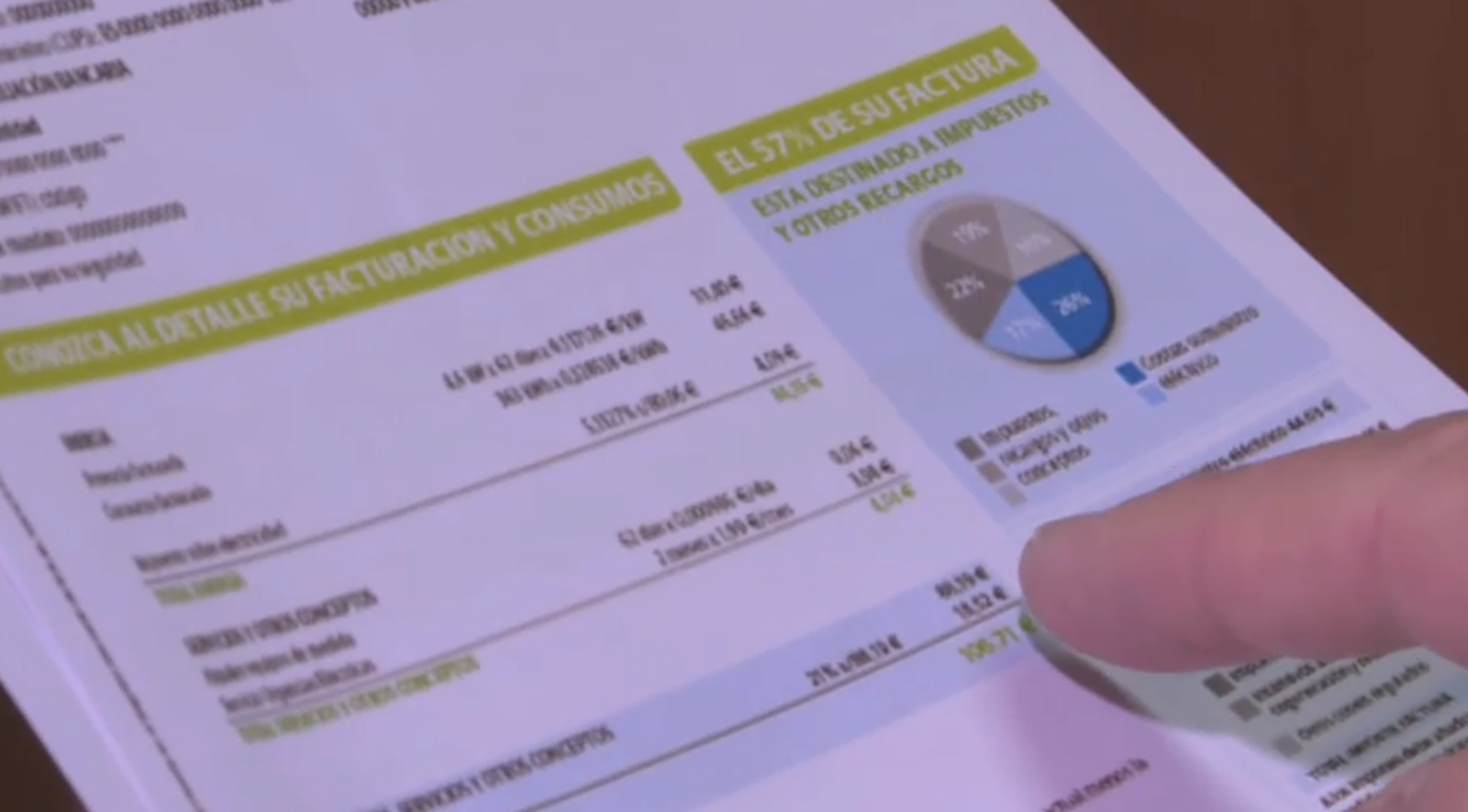 Un consumidor revisa la factura de la llum