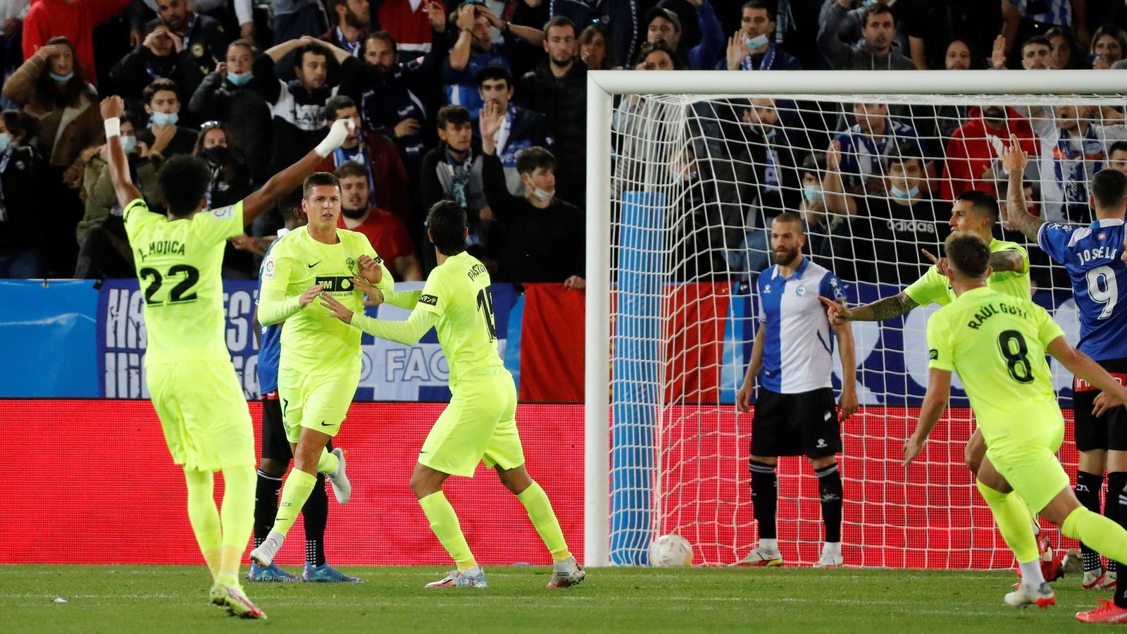 Els jugadors celebren el gol de Carrillo, que seria anulat posteriorment