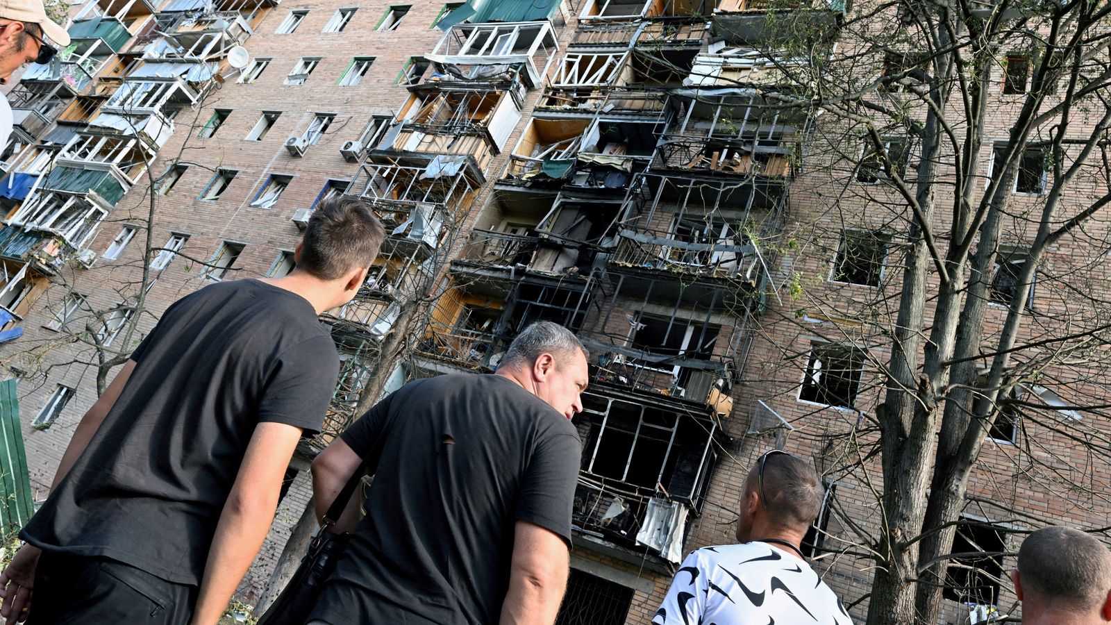 Façana d'una vivenda afectada per les restes d'un míssil ucraïnés interceptat, segons les autoritats russes