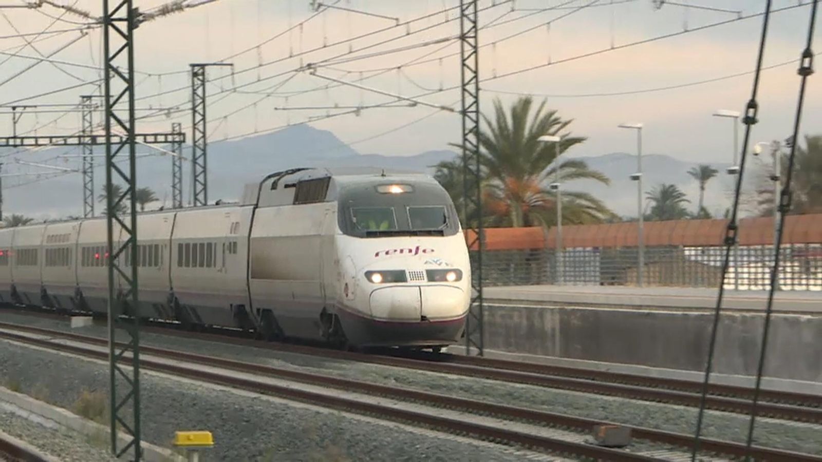La línia de tren a Barcelona, tallada el cap de setmana per les obres d\'ample de via a Vandellòs