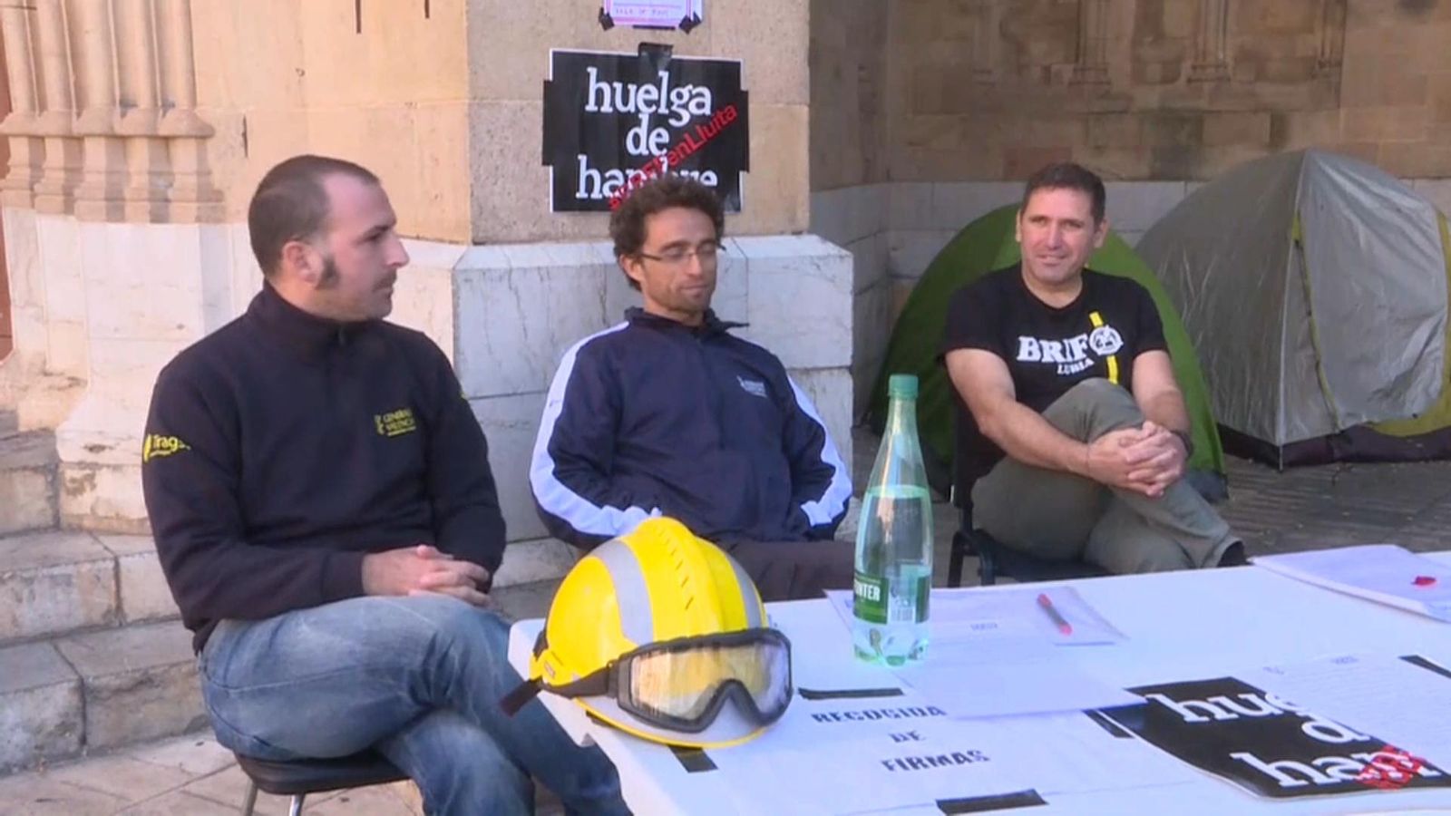 Només un dels dos bombers forestals que va iniciar la vaga continua endavant.