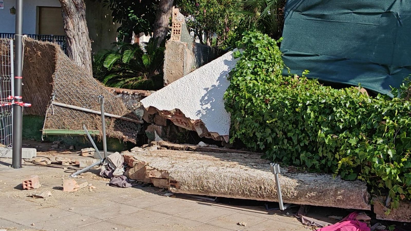 Fotografia presa el diumenge del mur que es va desplomar el dissabte a Roda de Berà (Tarragona)