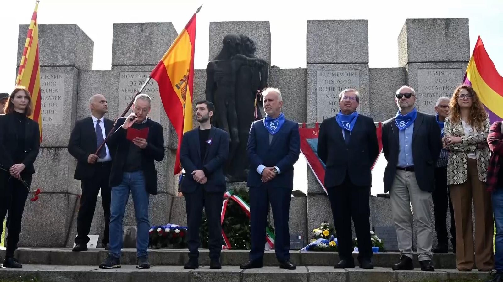 Els ministres Víctor Ángel Torres i Pablo Bustinduy en l'acte d'homenatge celebrat a Mauthausen, Àustria