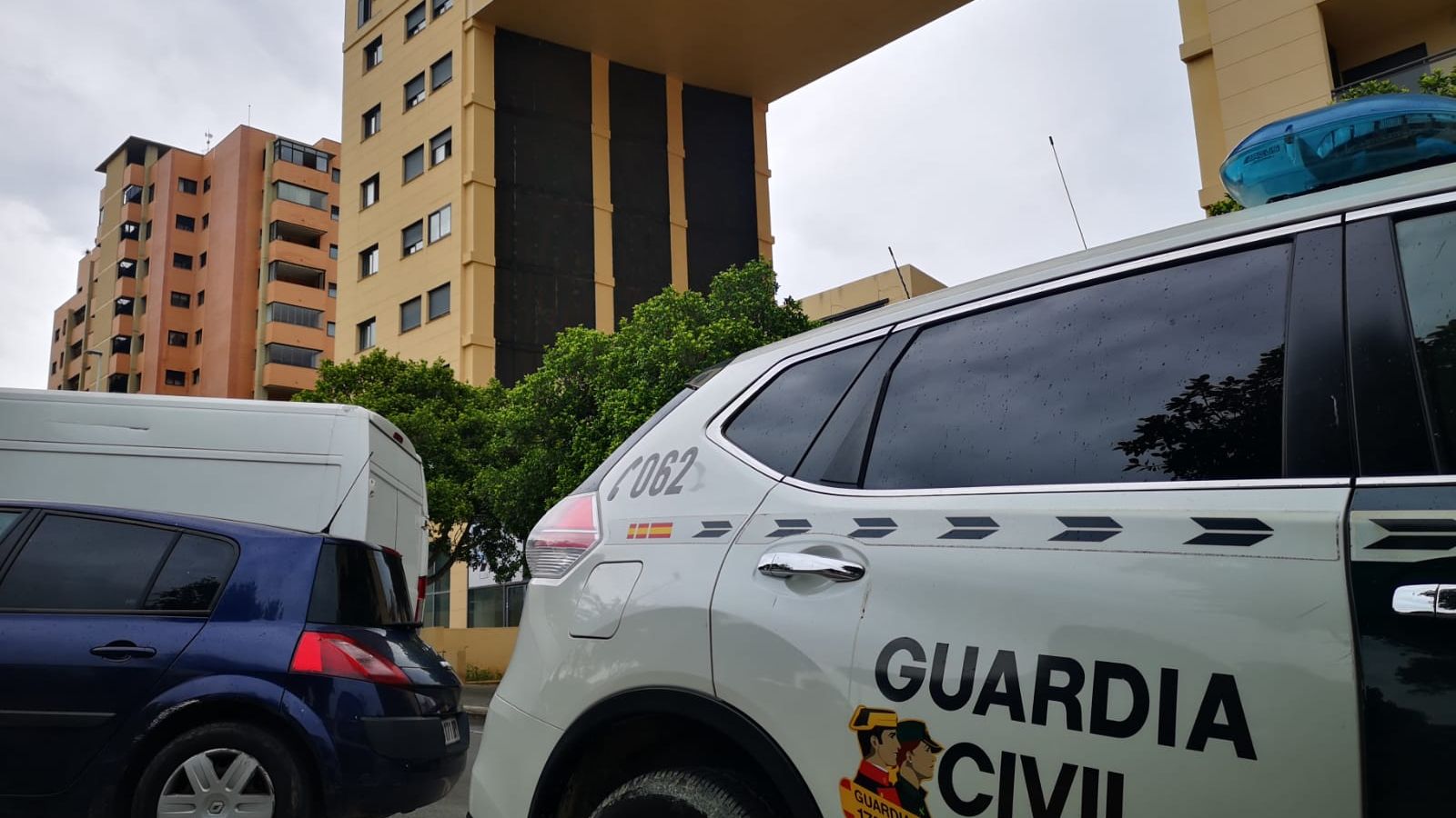 Imatge d'un dels cotxes de la guàrdia civil que s'ha traslladat fins al lloc dels fets