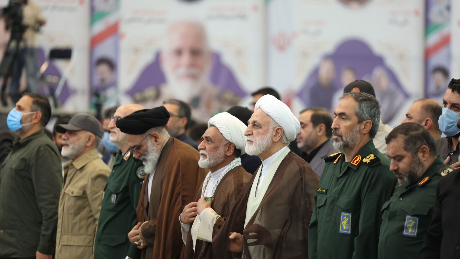 El cap del poder judicial de l’Iran, Gholamhossein Mohseni Ejei (3d), participa en una cerimònia en record de les víctimes de la guerra entre l’Iran, els Estats Units i Israel a la mesquita Mosallah de Teheran