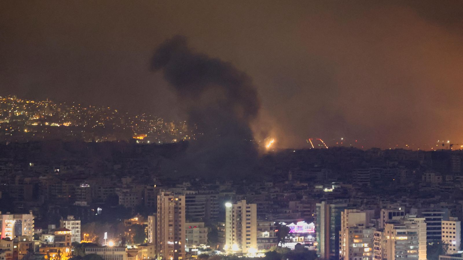 Una columna de fum s'eleva sobre els suburbis del sud de Beirut després d'un bombardeig, este dilluns