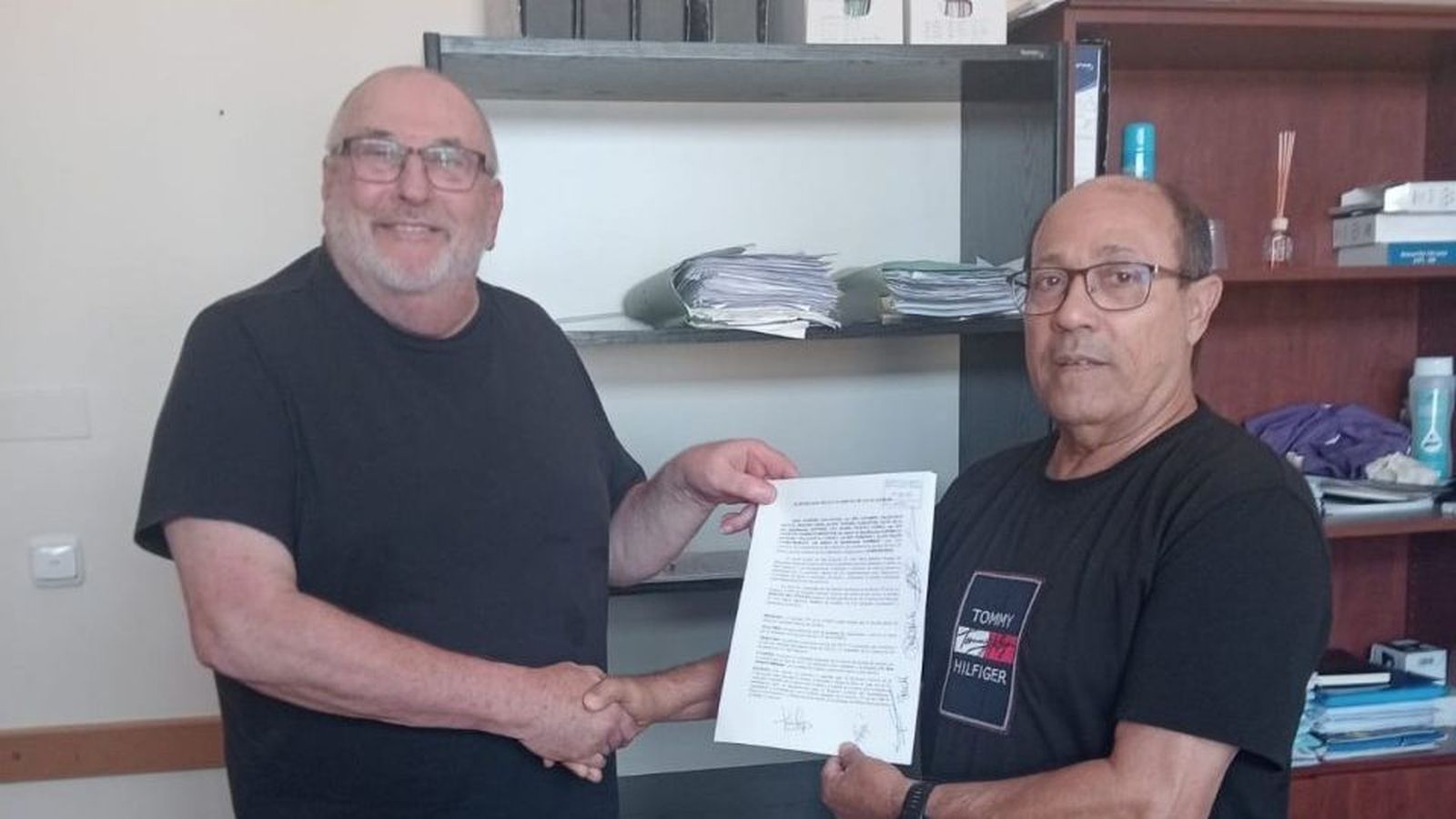 Firma del pacte entre José Sampere (PSOE) i Alain Franz (PIPN)