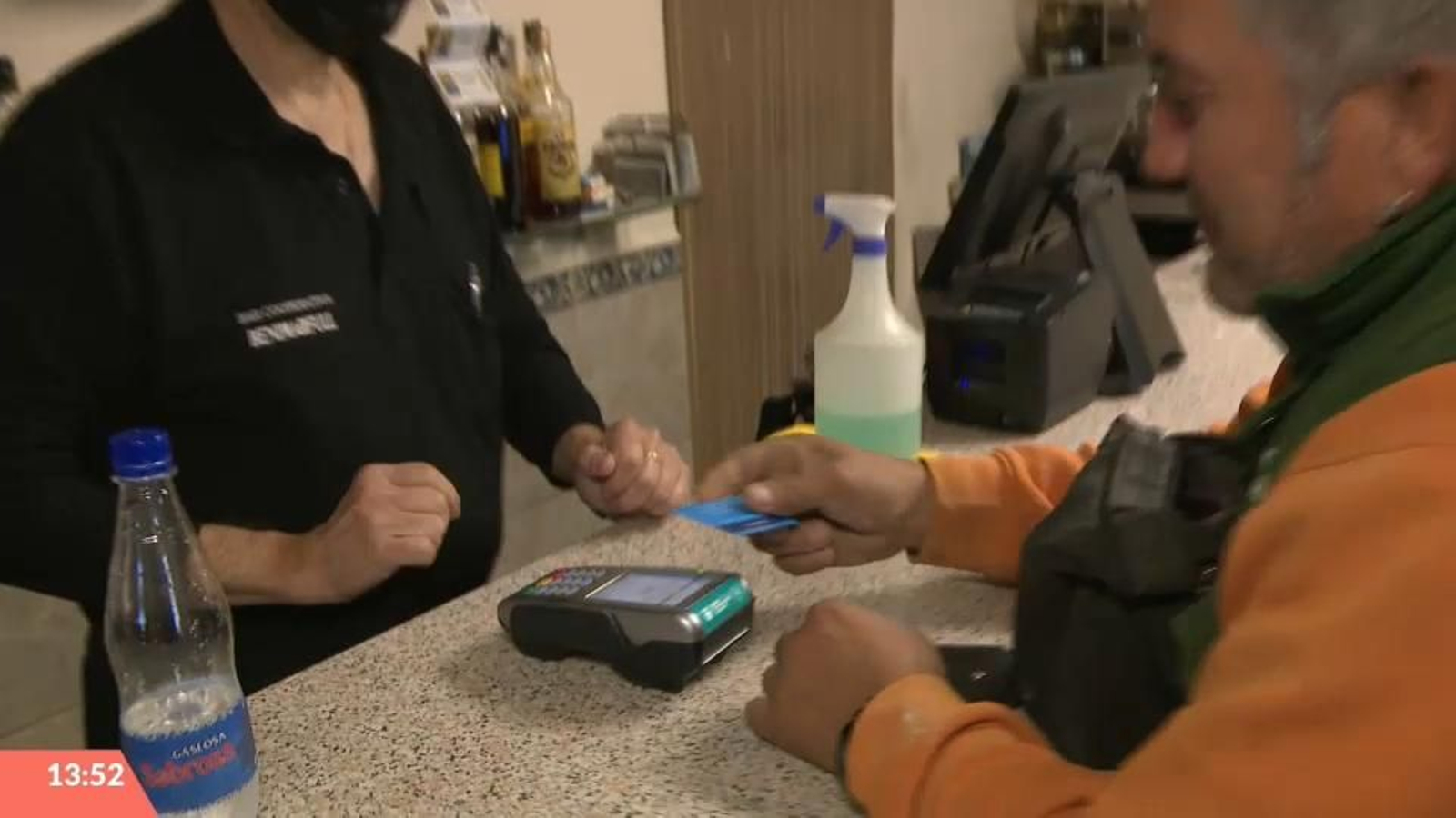 Un home paga amb una targeta bancària