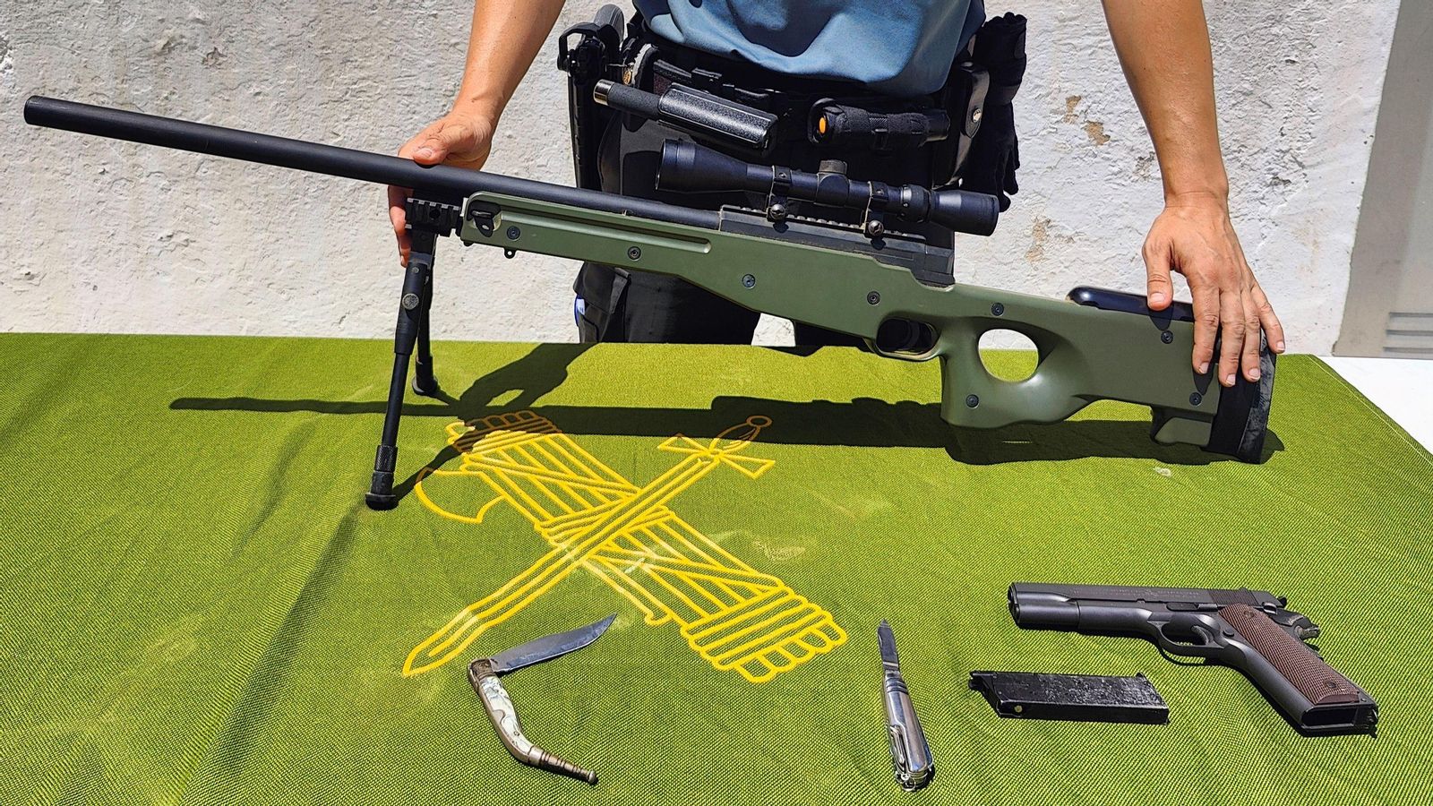 Arma llarga amb què el detingut va amenaçar els vianants i els guàrdies civils des de la finestra