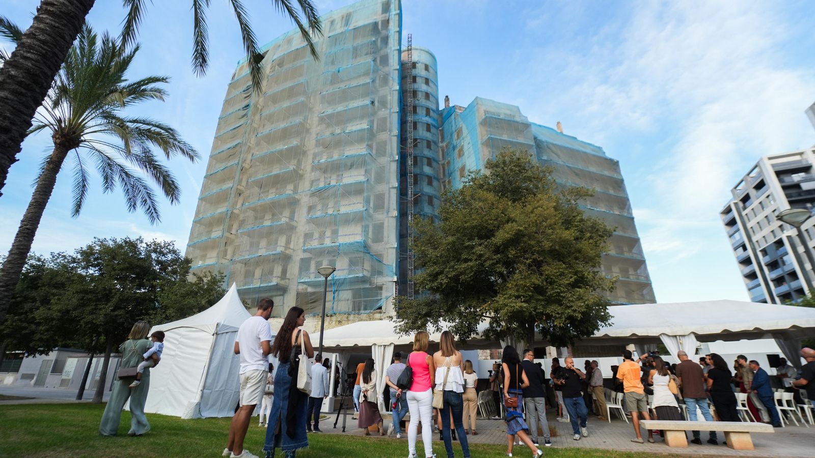 Un grup de persones durant l'acte commemoratiu després de complir-se un any de l'incendi de l'edifici del Campanar