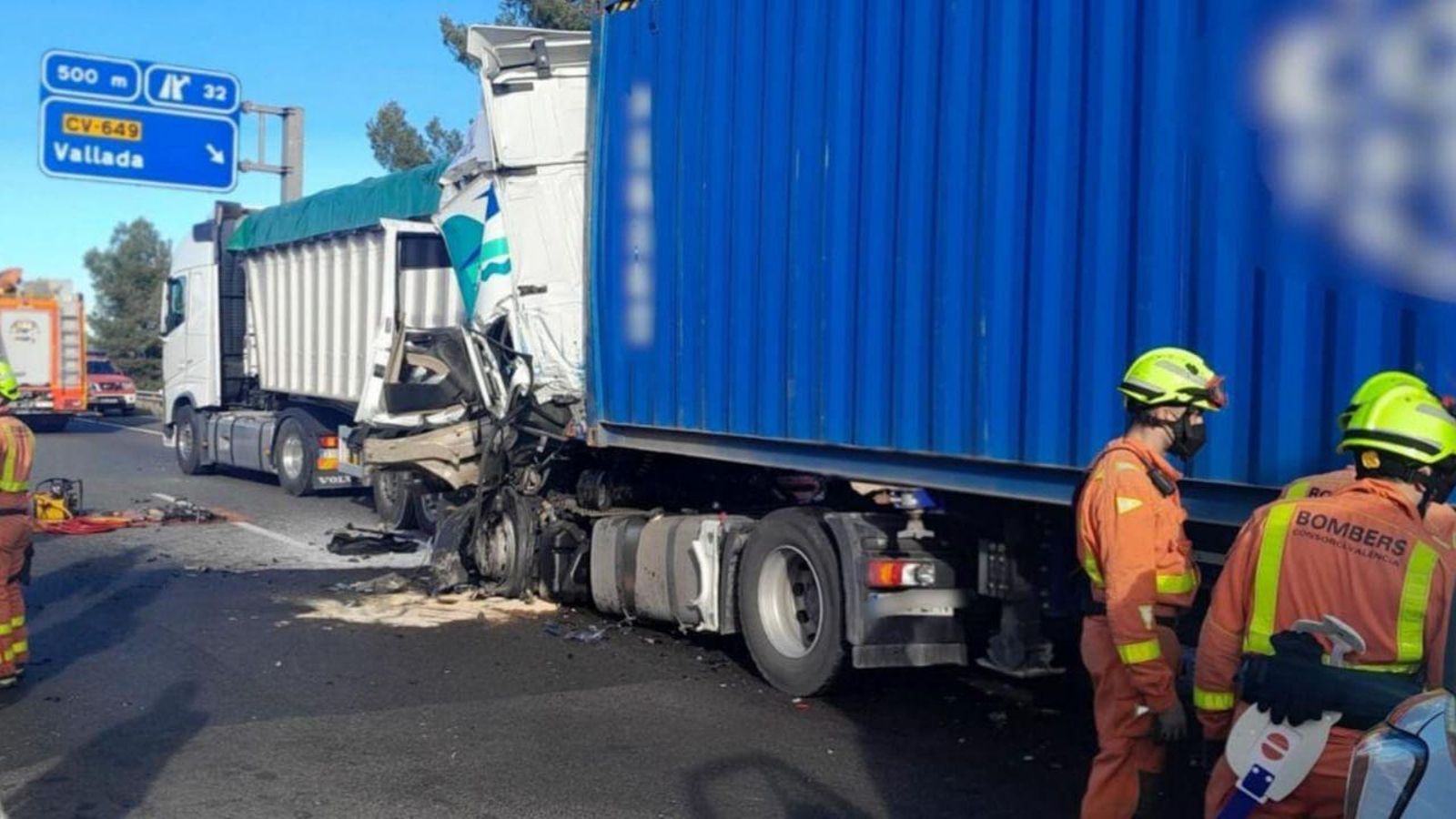 Accident entre dos camions a l'A-35, a l'altura de Montesa