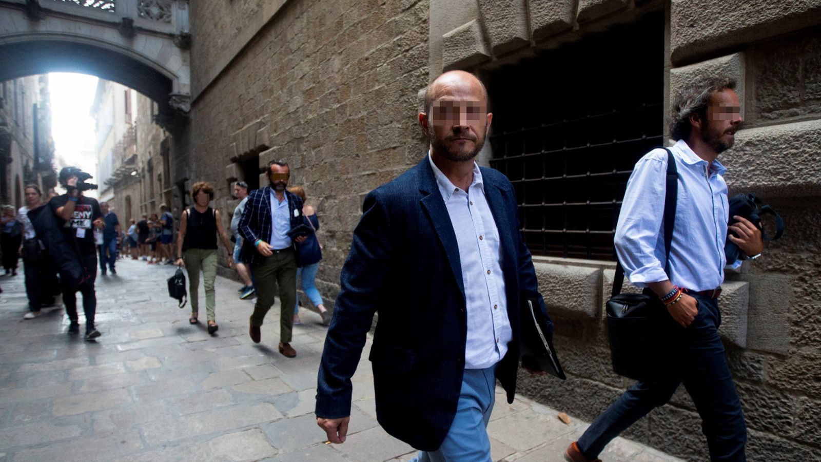 Agents de la Guàrdia Civil de paisà ixen del Palau de la Generalitat