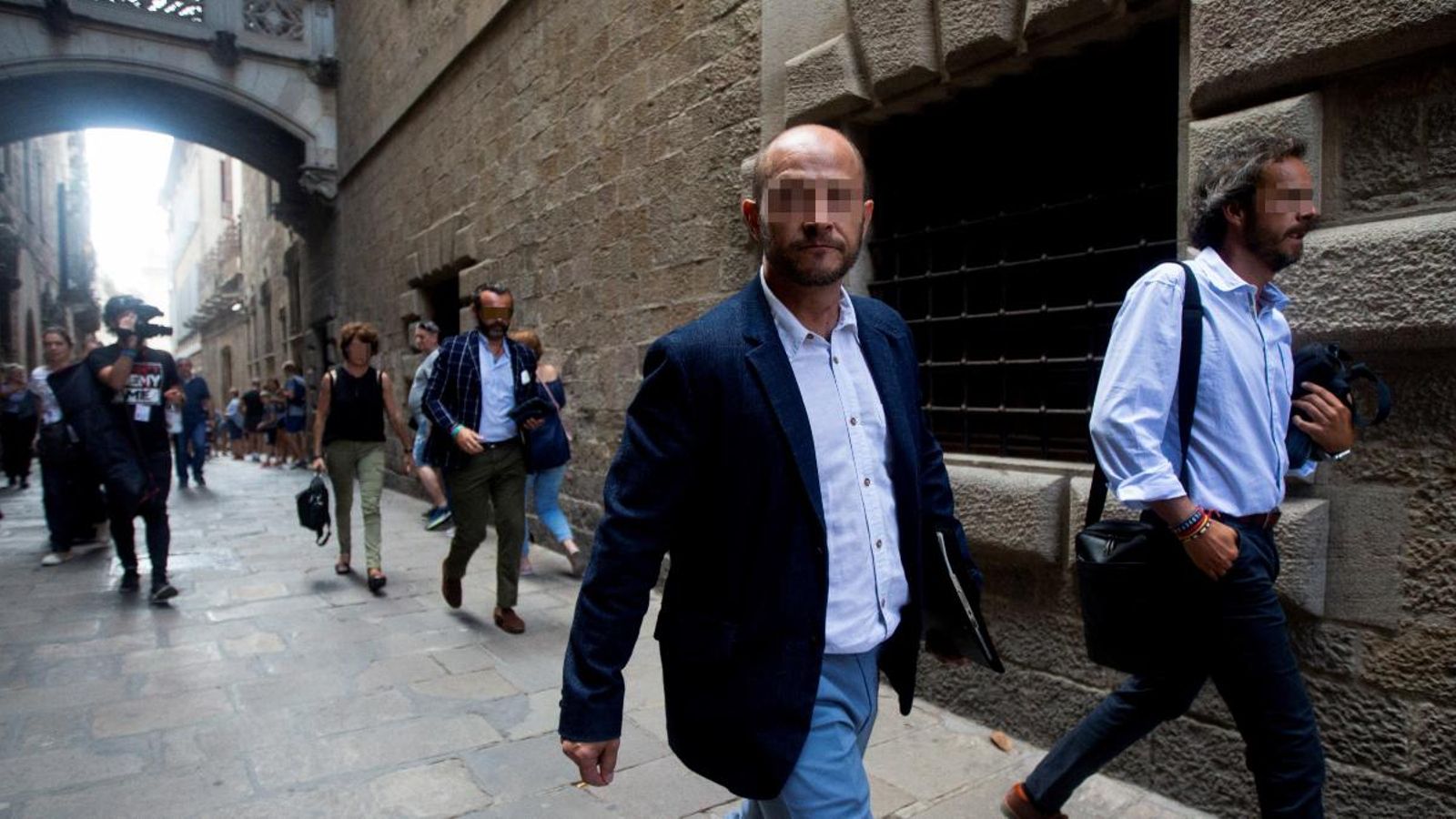 Agents de la Guàrdia Civil de paisà ixen del Palau de la Generalitat