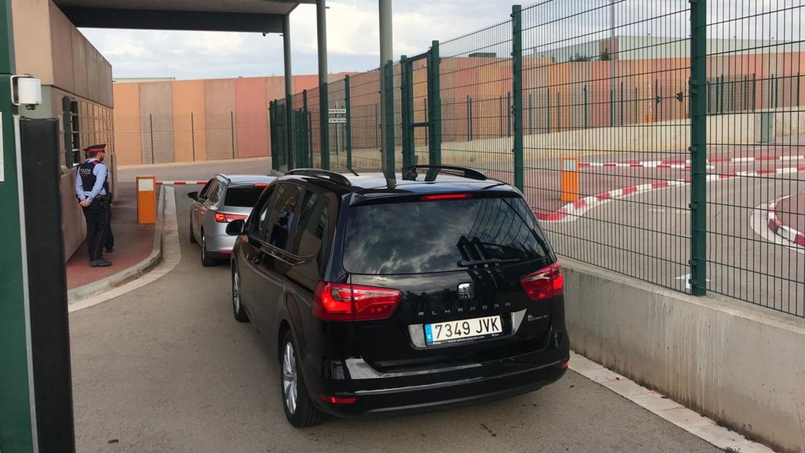 Pablo Iglesias, Lucía Martín i Jaume Asens, a la seua arribada a la presó de Lledoners