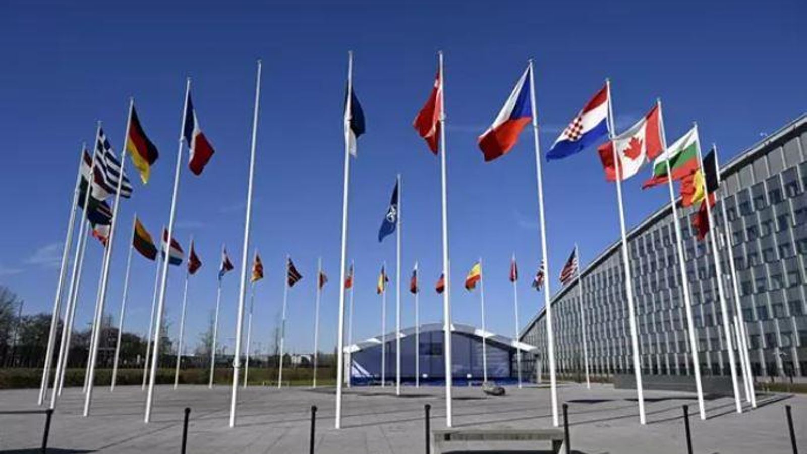 Banderes dels països de l'OTAN al costat de la seu a Brussel·les Banderes dels països de l'OTAN al costat de la seu a Brussel·les