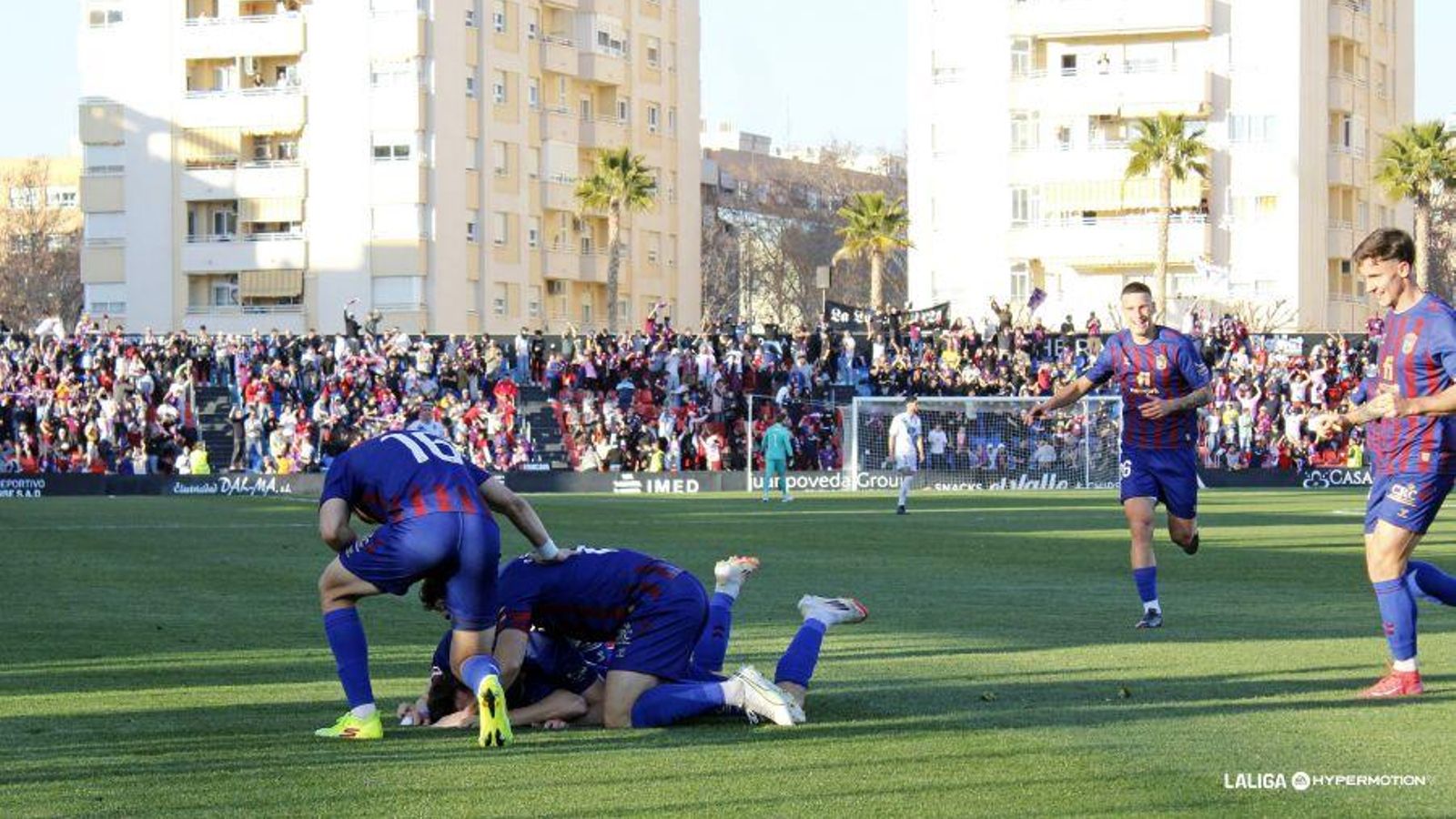 Els jugadors del CD Eldense celebren un dels gol contra el 'Dépor'
