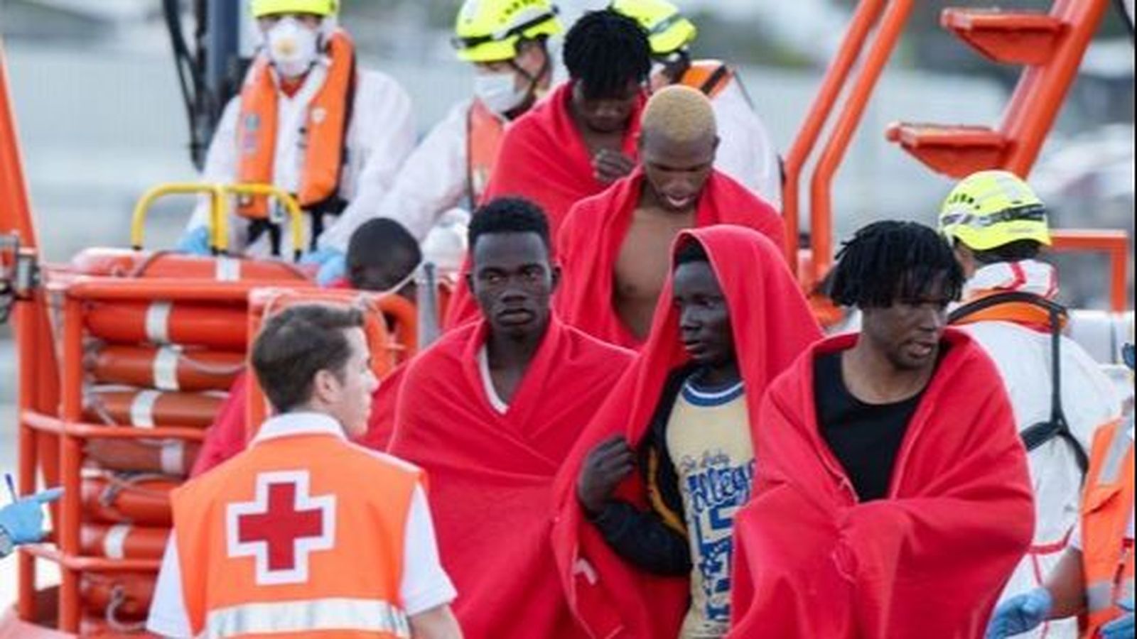 Imatge d'arxiu del rescat d'un grup d'immigrants per Salvament Marítim