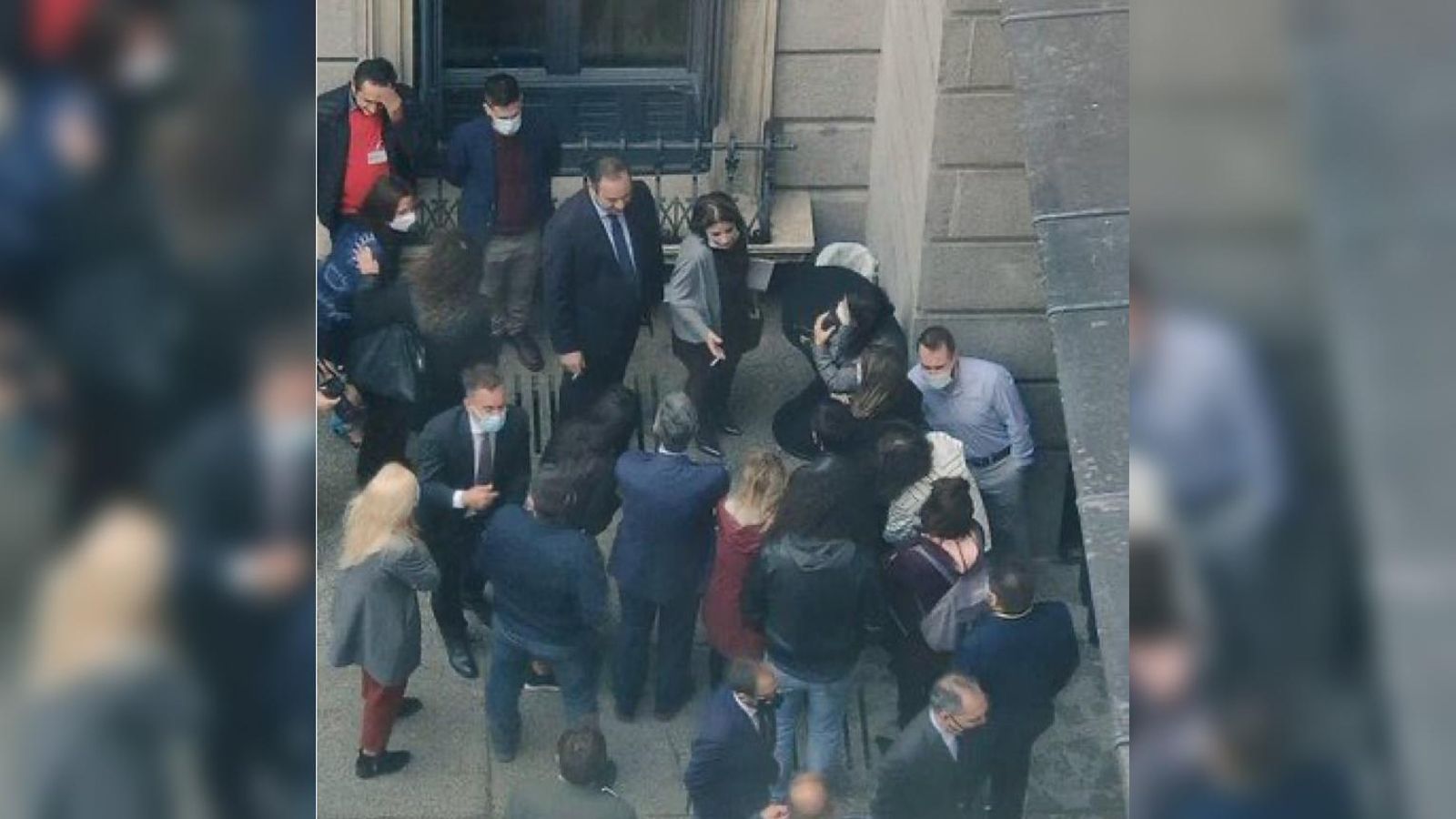 Fotografien Ábalos i Lastra fumant sense distància al pati del Congrés