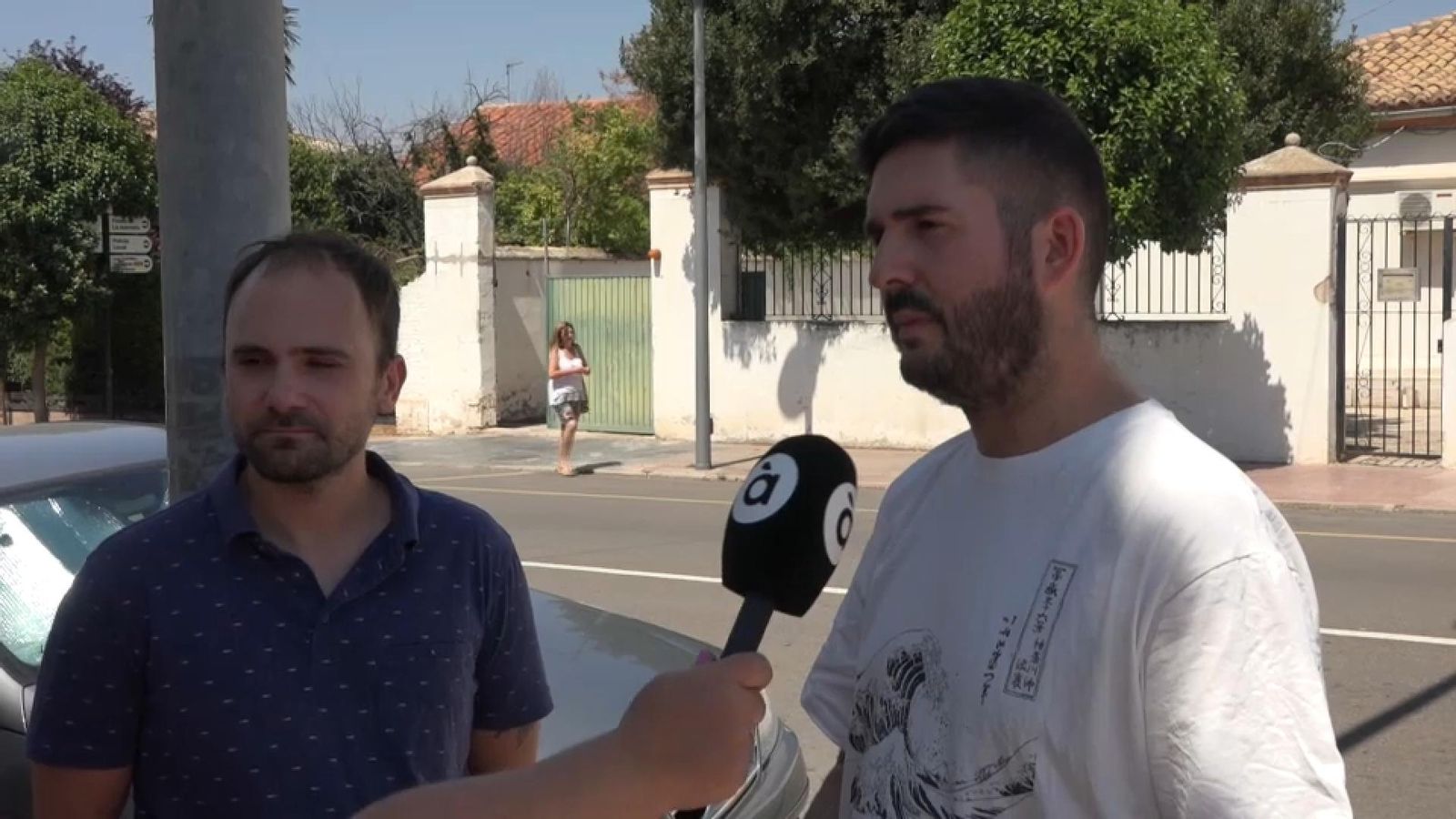 L'alcalde de Fuenterrobles, de blanc, en declaracions a À Punt NTC