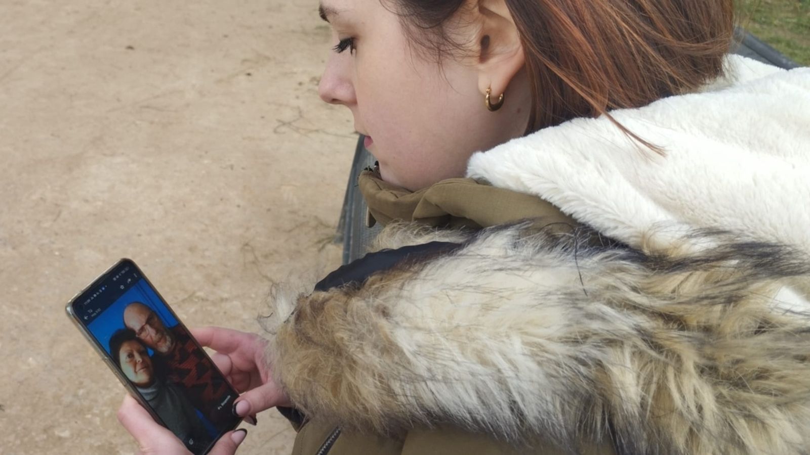 Saray Ruiz remira a Montserrat les fotos de son pare, una de les tres persones encara desaparegudes per la dana