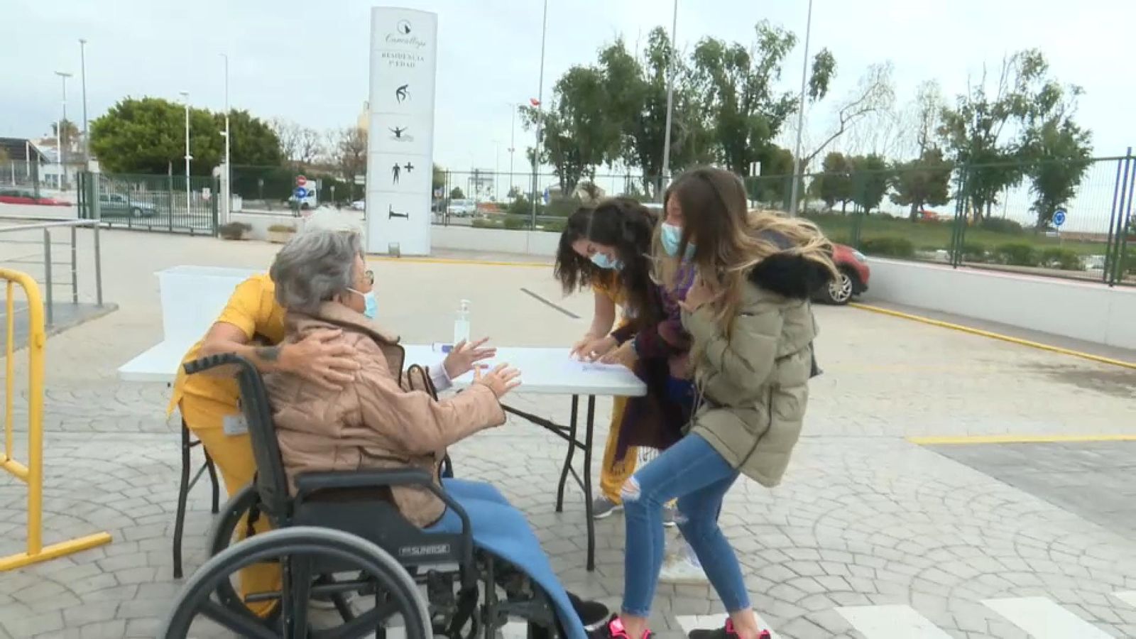 Els usuaris de les residències ixen al carrer després d’un any de tancament