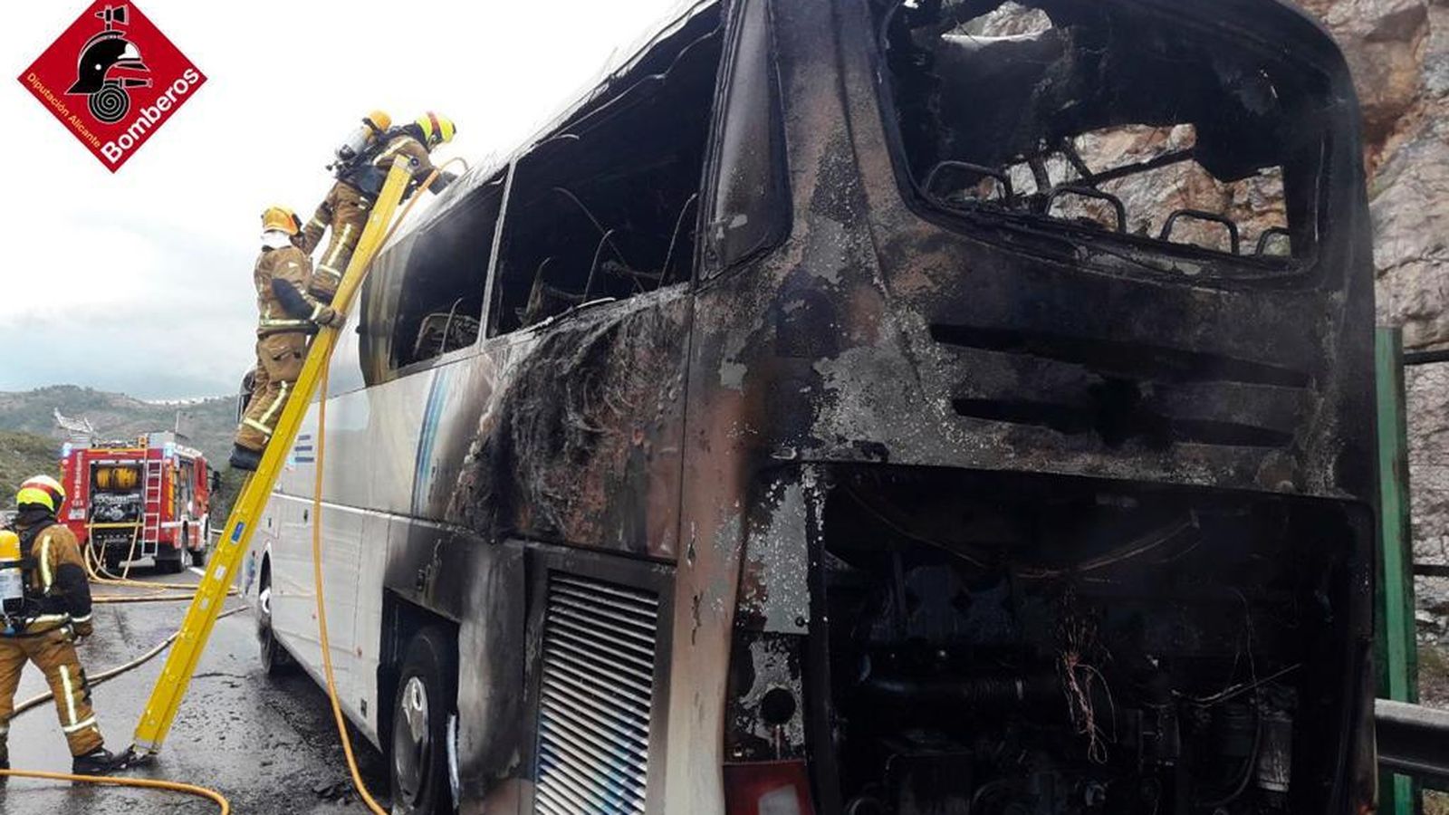 Imatge de l'autobús incendiat