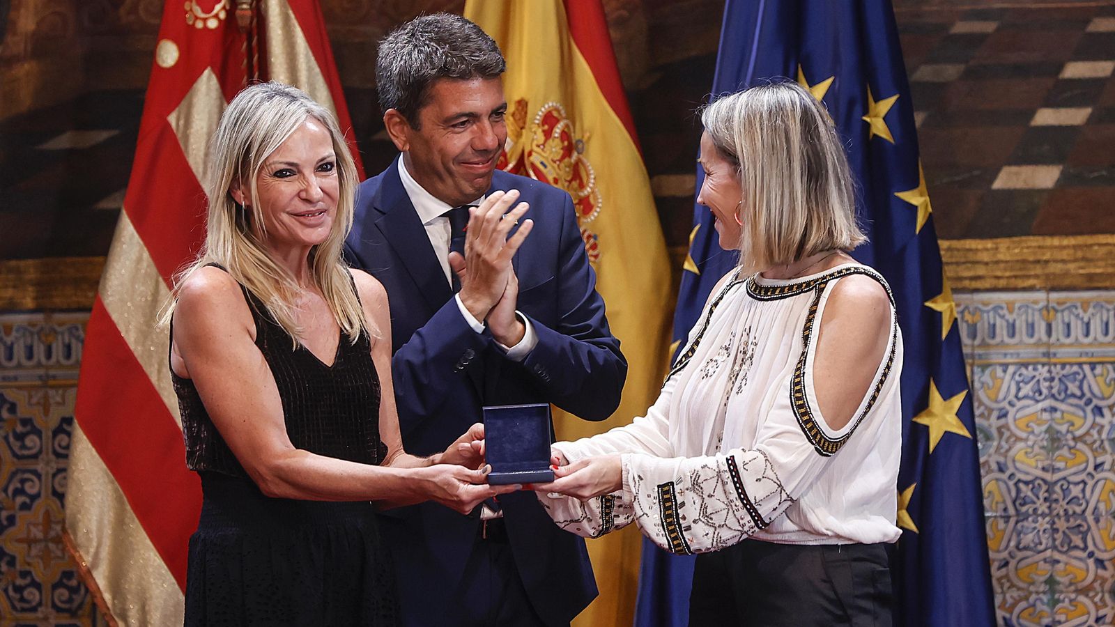 Les dues filles de Nino Bravo recullen la distinció que la Generalitat li ha donat, a títol pòstum, a son pare