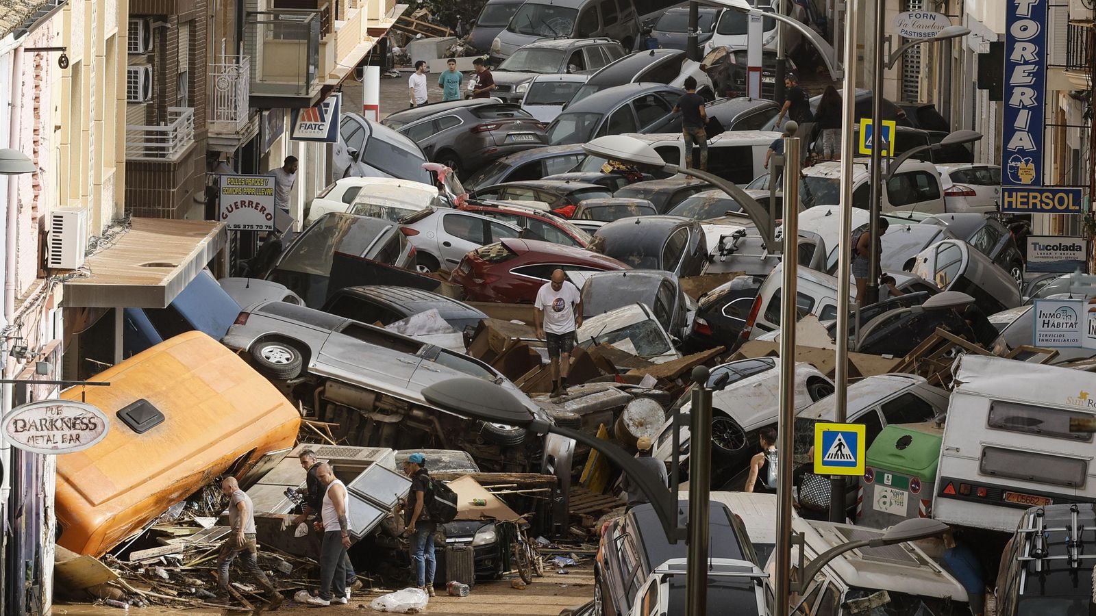 Cotxes arrossegats per la inundació col·lapsen un dels carrers de Picanya