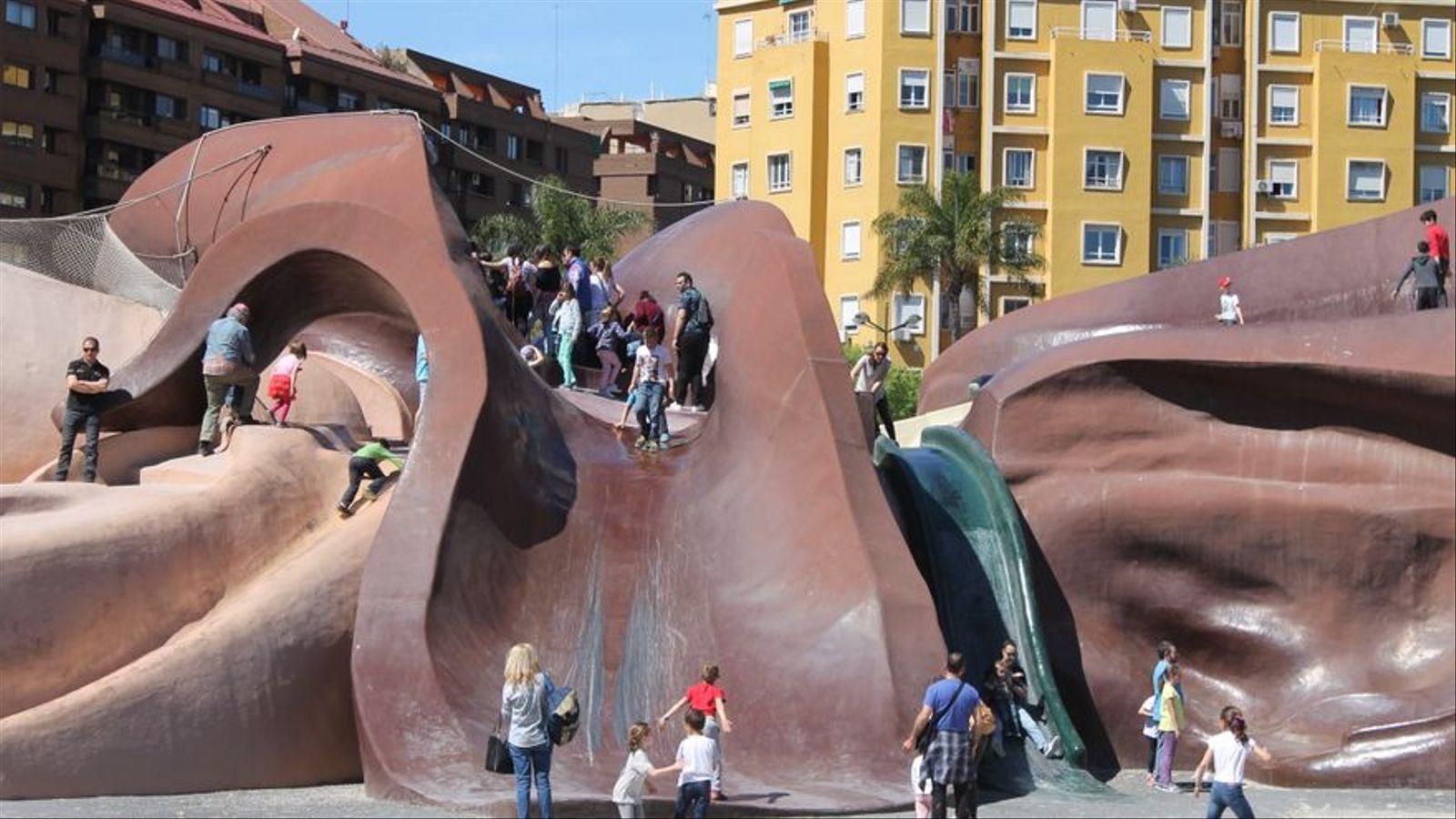 Imatge d'un dels tobogans de la figura gegant del Parc Gulliver, ara remodelada