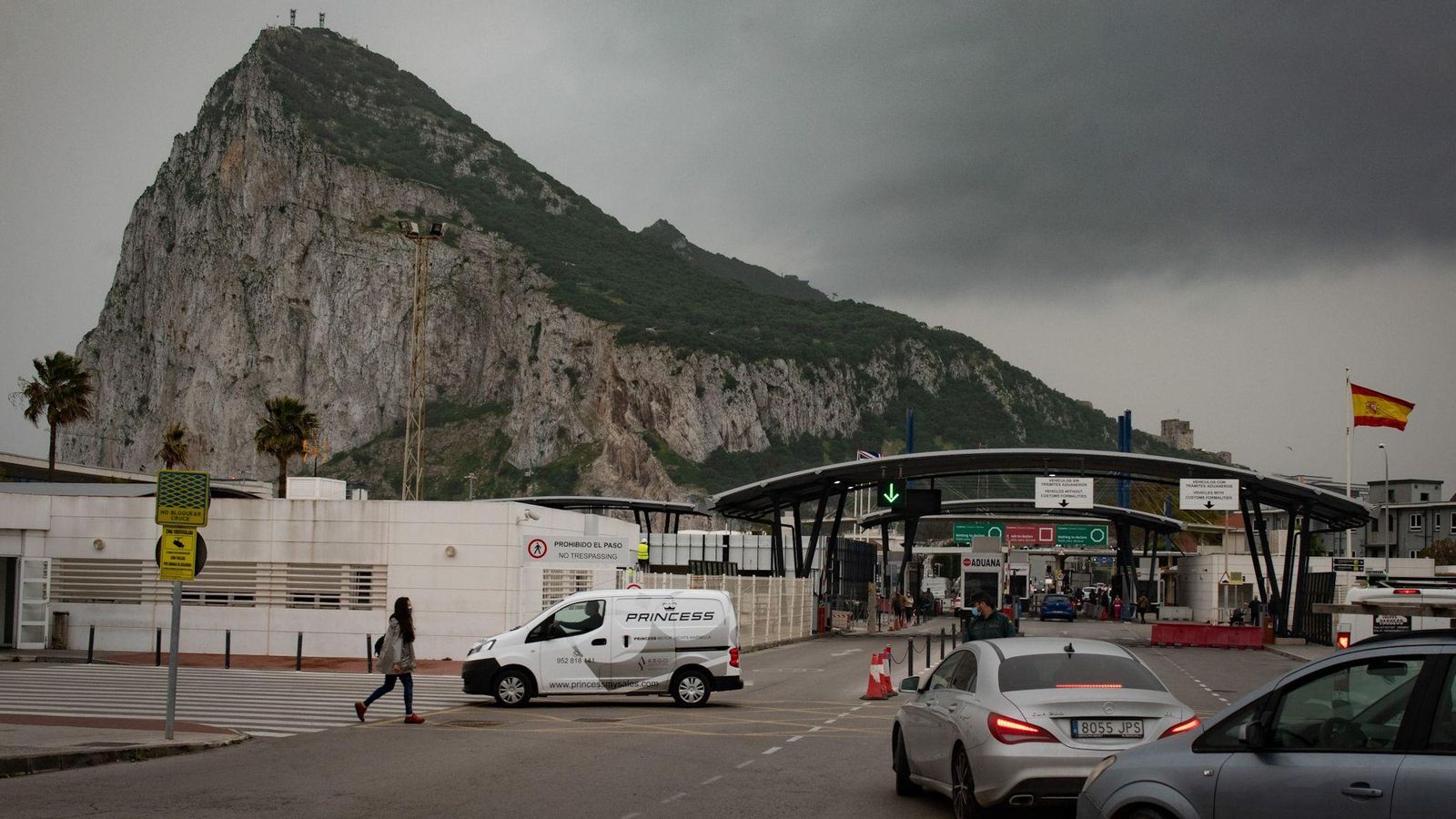 Un control fronterer amb el penyal de Gibraltar de fons