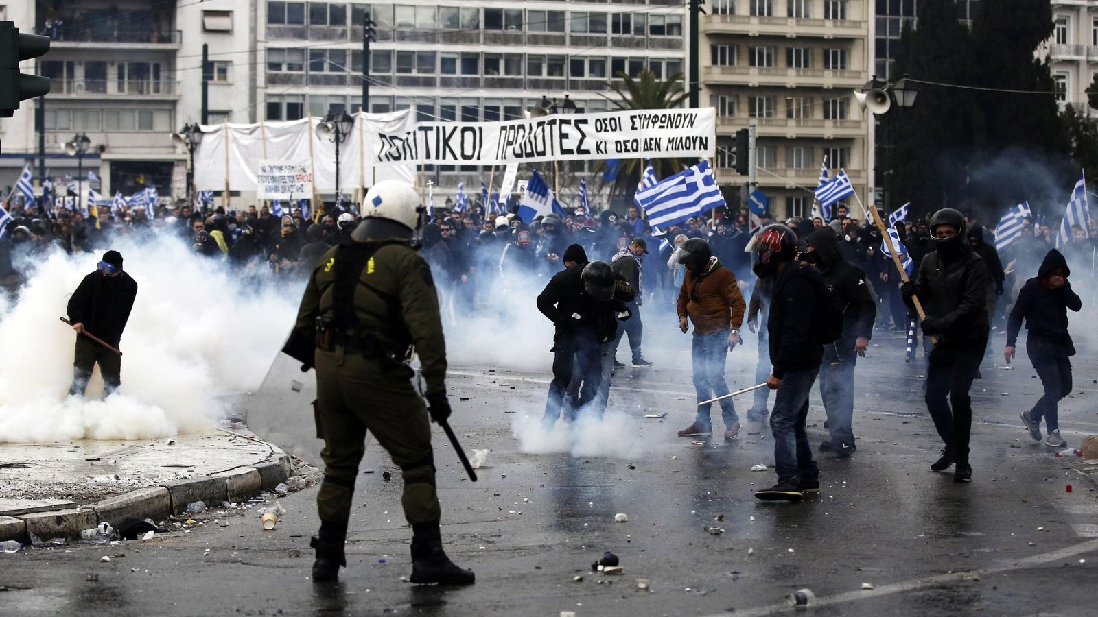Més d'una dotzena de ferits en atacs a manifestants a Atenes Més d'una dotzena de ferits en atacs a manifestants a Atenes