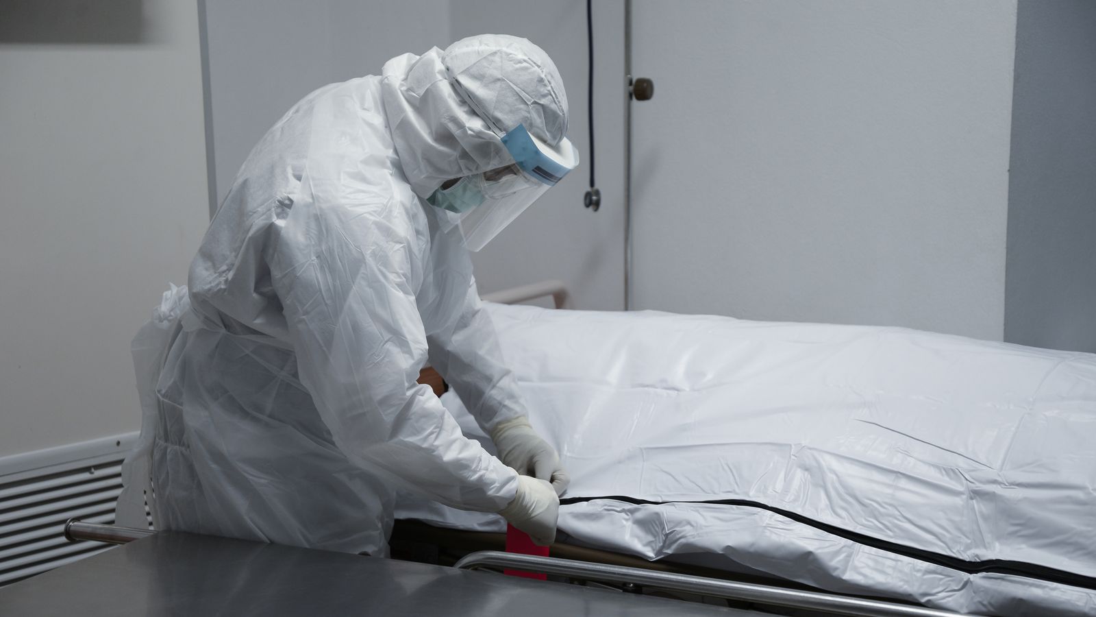 Un metge forense examina un cos sense vida
