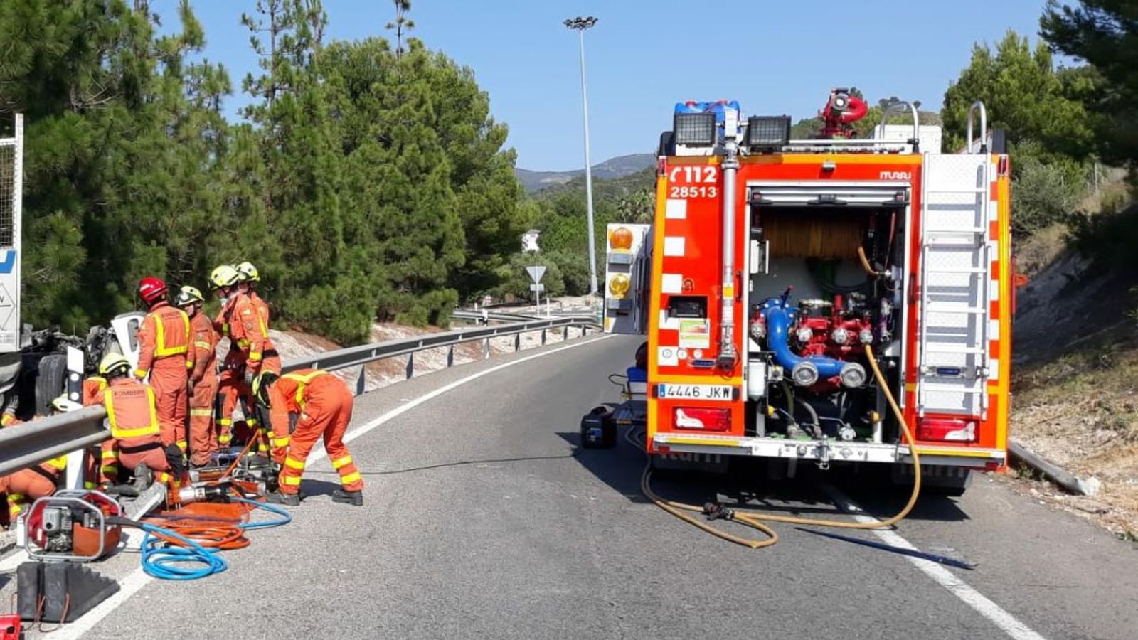 Mor un home pel xoc del camió que conduïa contra la mitjana de l’A-7 a Albaida