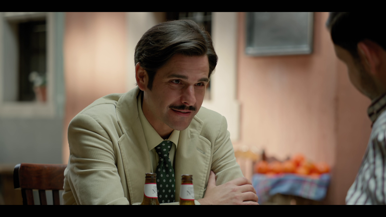 Berna Colom (Toni Agustí) és el venedor ambulant que acaba d'instal·lar-se a l'Alqueria Blanca