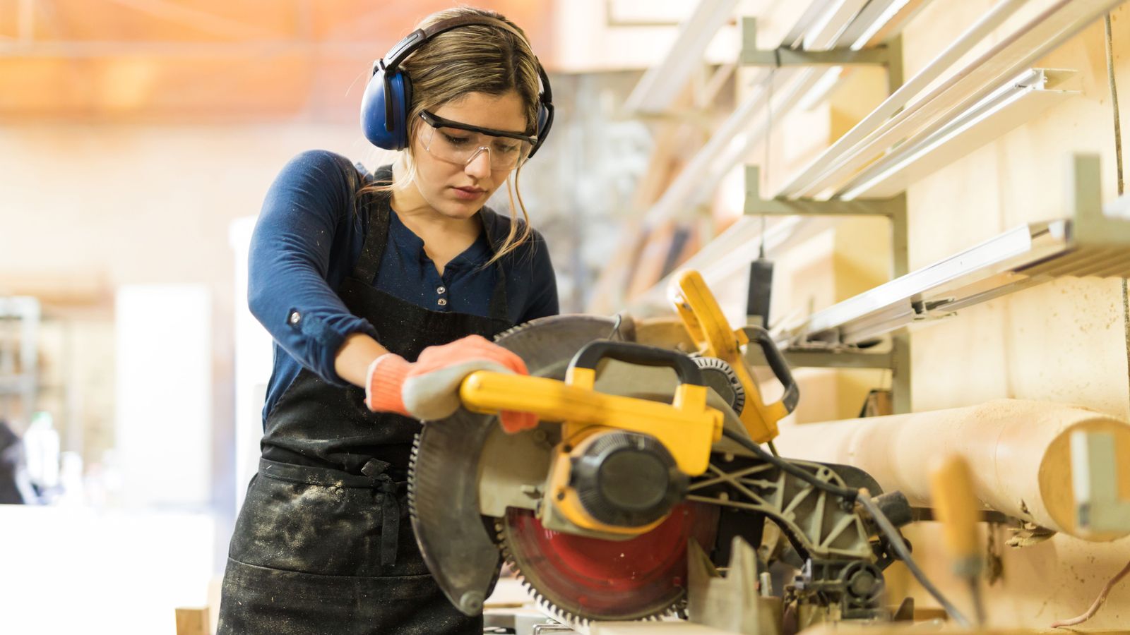 Una dona treballant amb equip de protecció