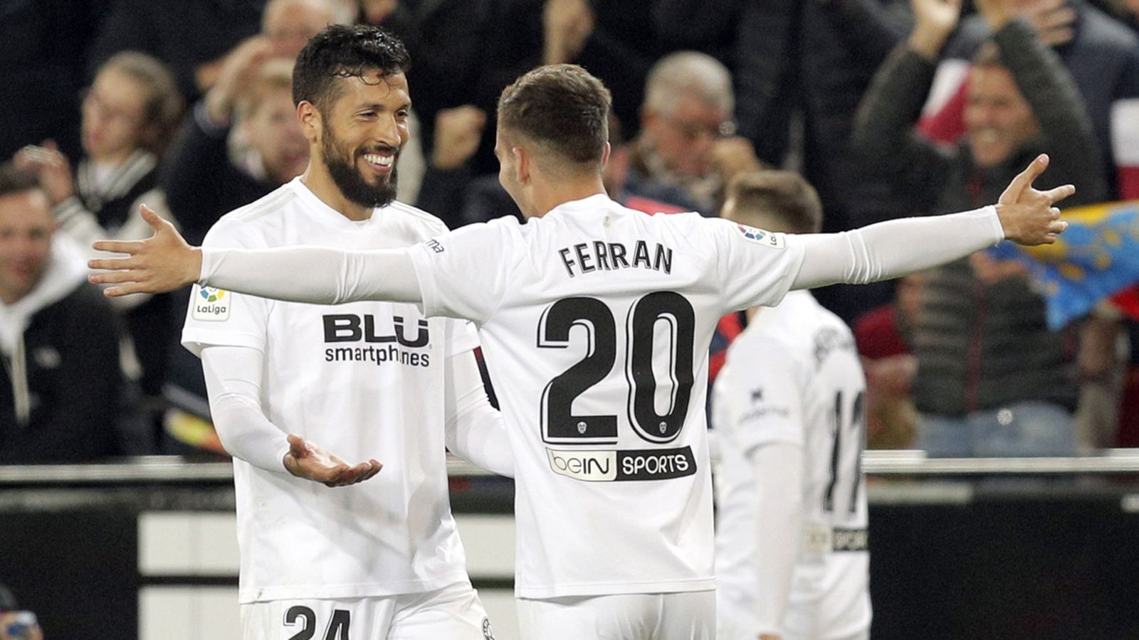 Garay, autor del segon gol, és felicitat per Ferran