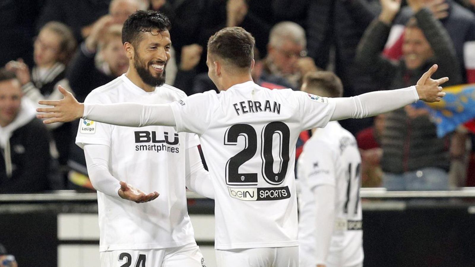 Garay, autor del segon gol, és felicitat per Ferran