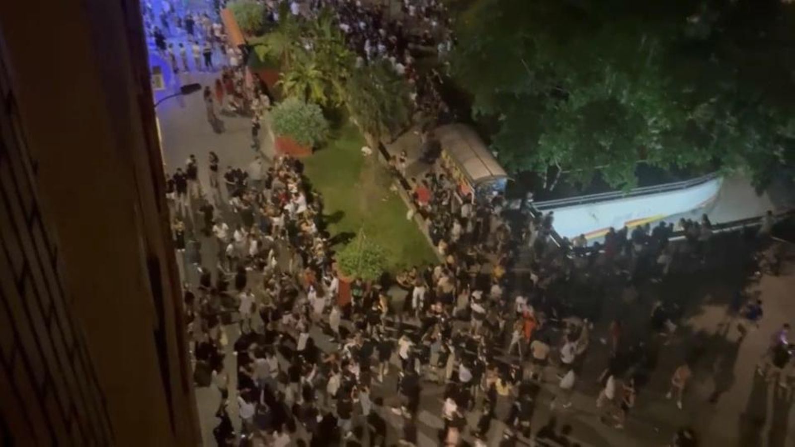 Imatge d'arxiu d'un botellot recent a la zona de l'avinguda Blasco Ibáñex, pròxima a la plaça d'Hondures