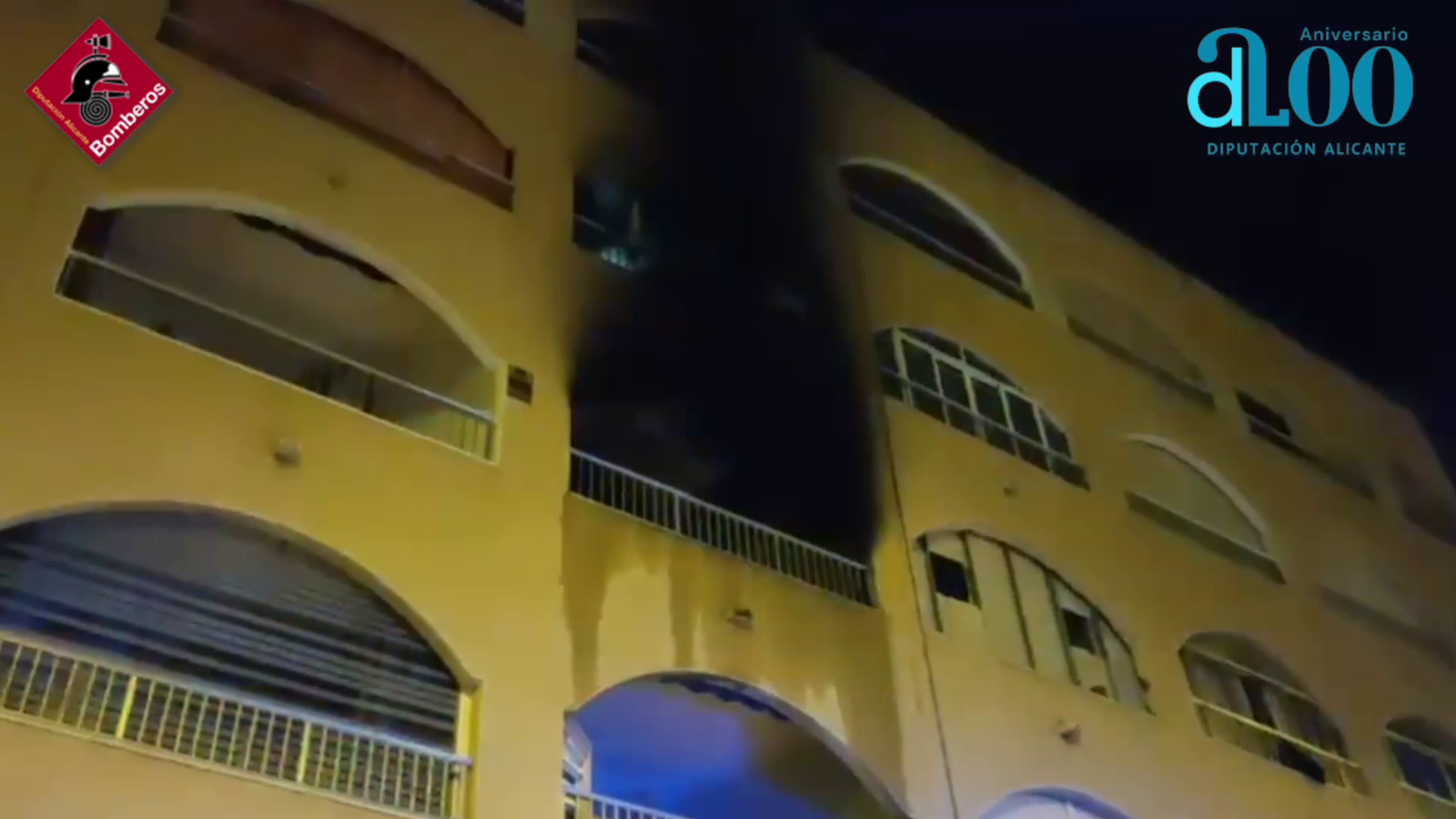 Una fumeguera negra ix de la vivenda on s'ha declarat l'incendi