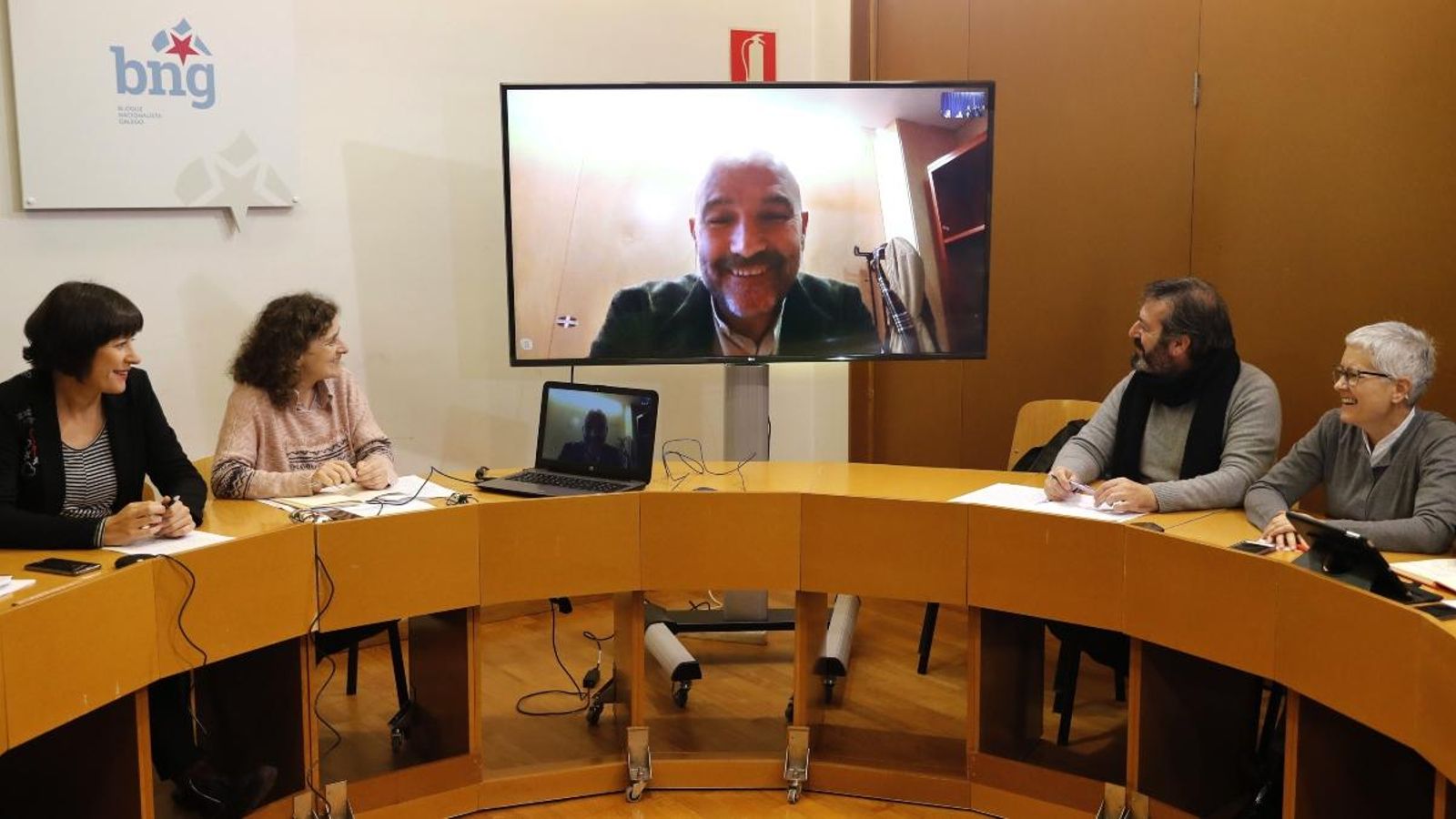 El diputat en el Congrés del BNG, Néstor Rego, participa per vídeoconferència en la reunió del Comitè del BNG