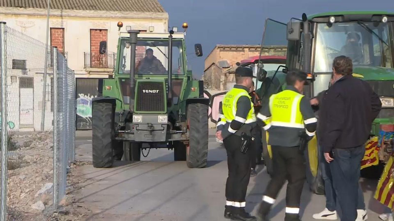 Els agricultors amb els seus tractors este dilluns a València