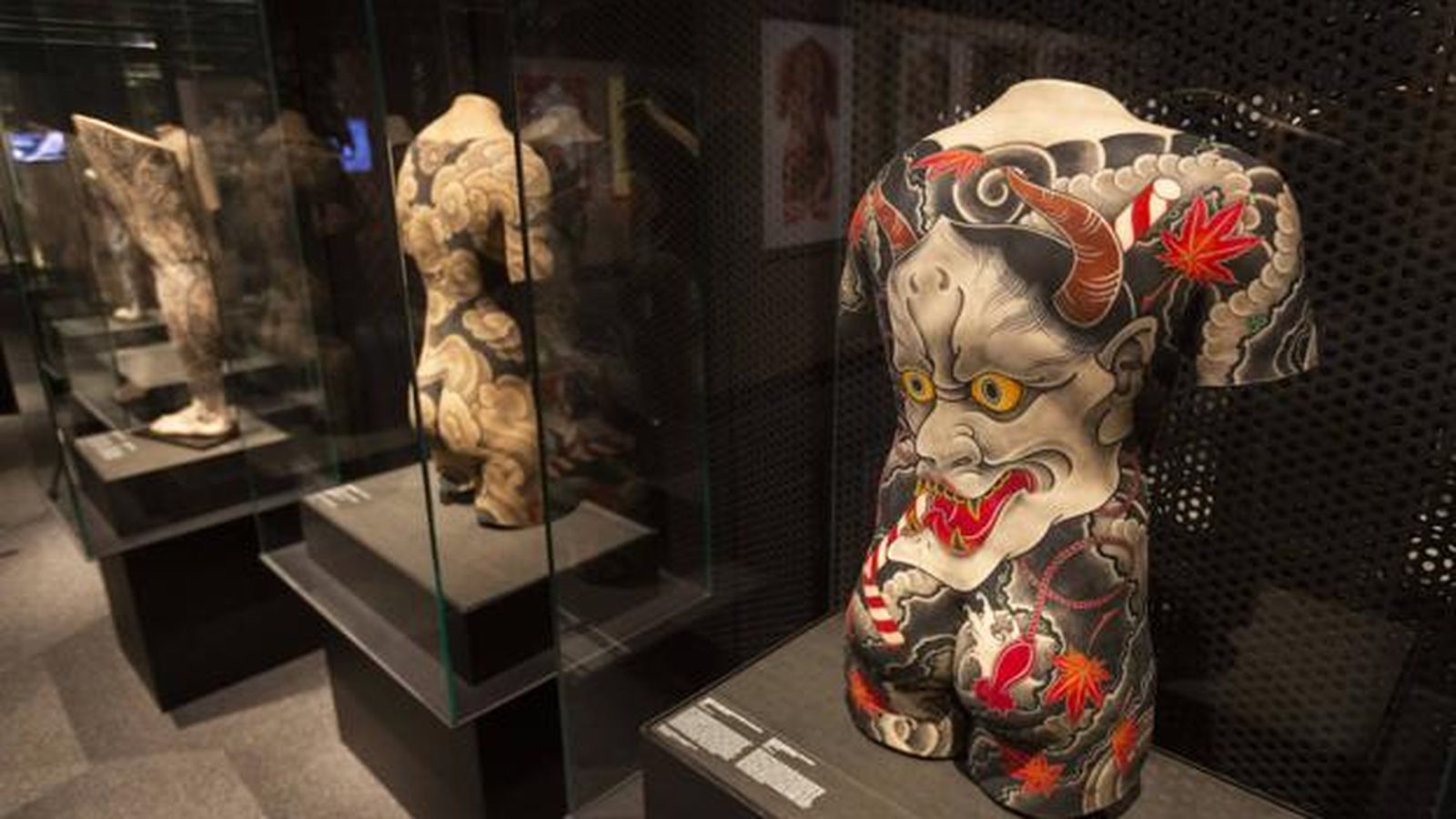 Disseny de tatuatge en una esquena de silicona de l'artista Filip Leu