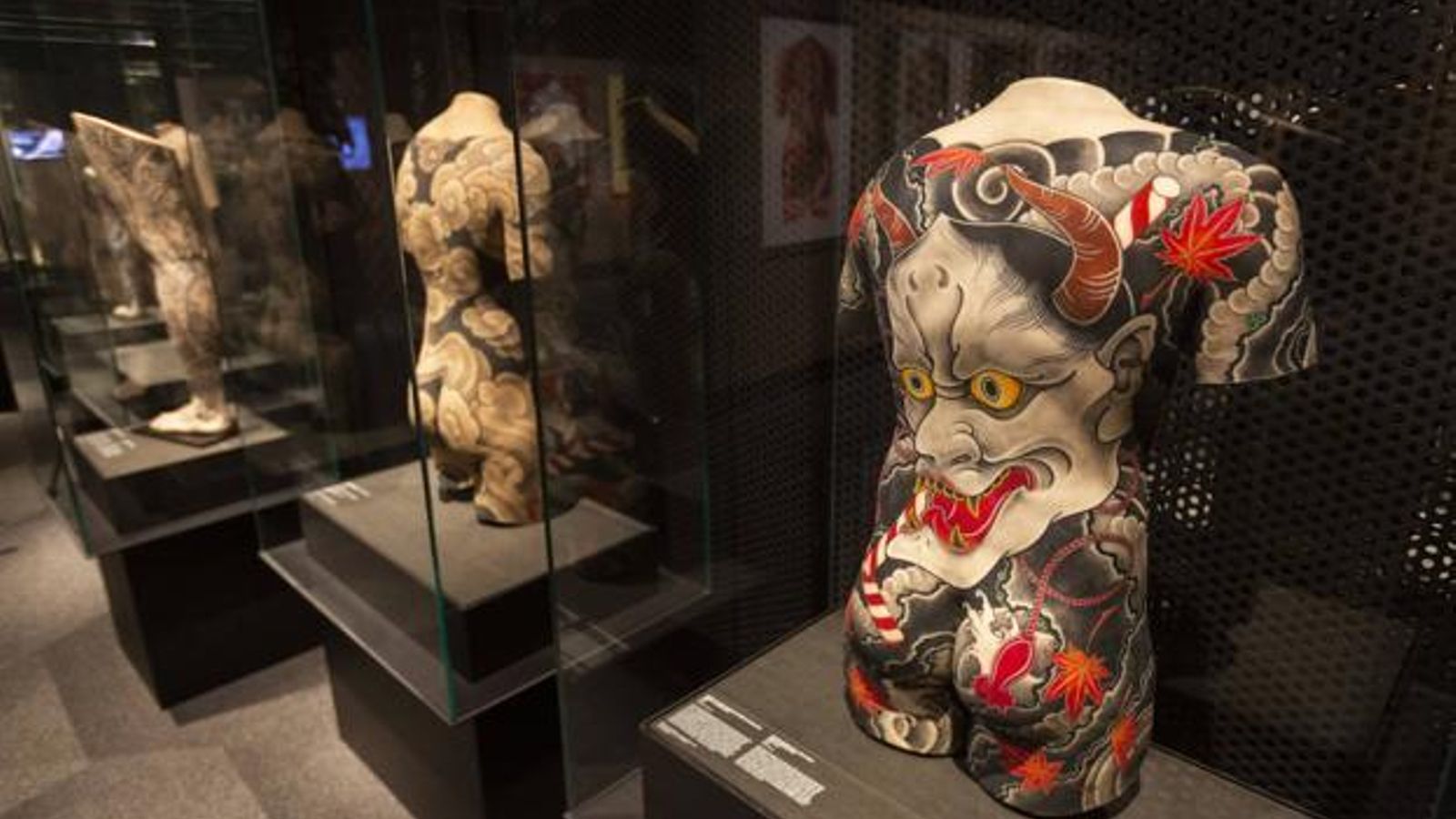 Disseny de tatuatge en una esquena de silicona de l'artista Filip Leu