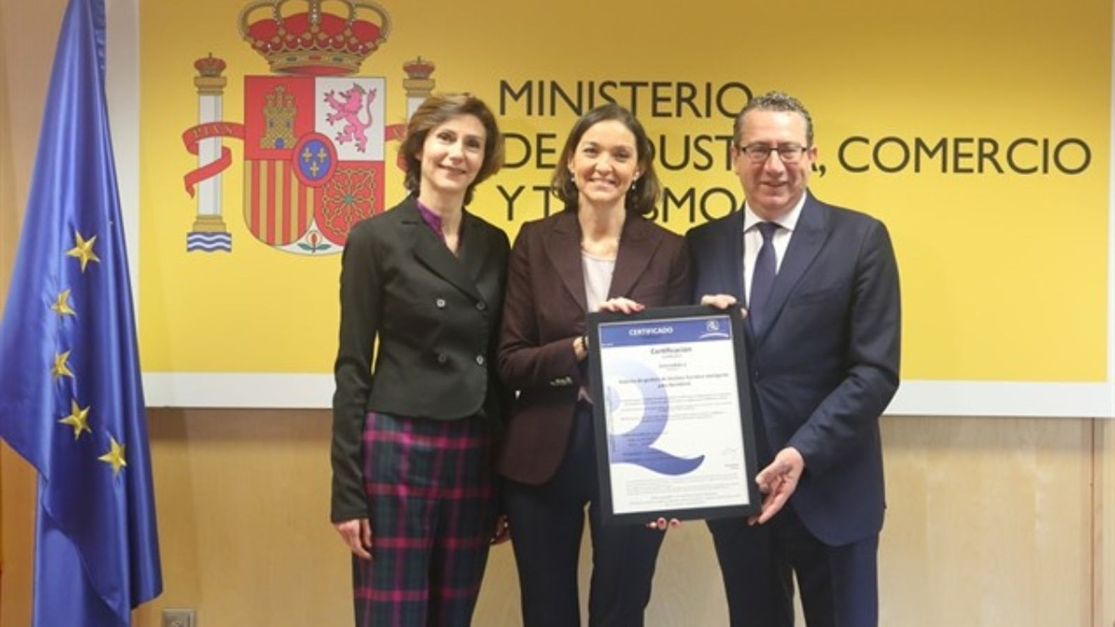 La ministra d'Indústria, Comerç i Turisme, Reyes Maroto, lliura a l'alcalde de Benidorm, Toni Pérez, el certificat com a primera destinació turística intel·ligent