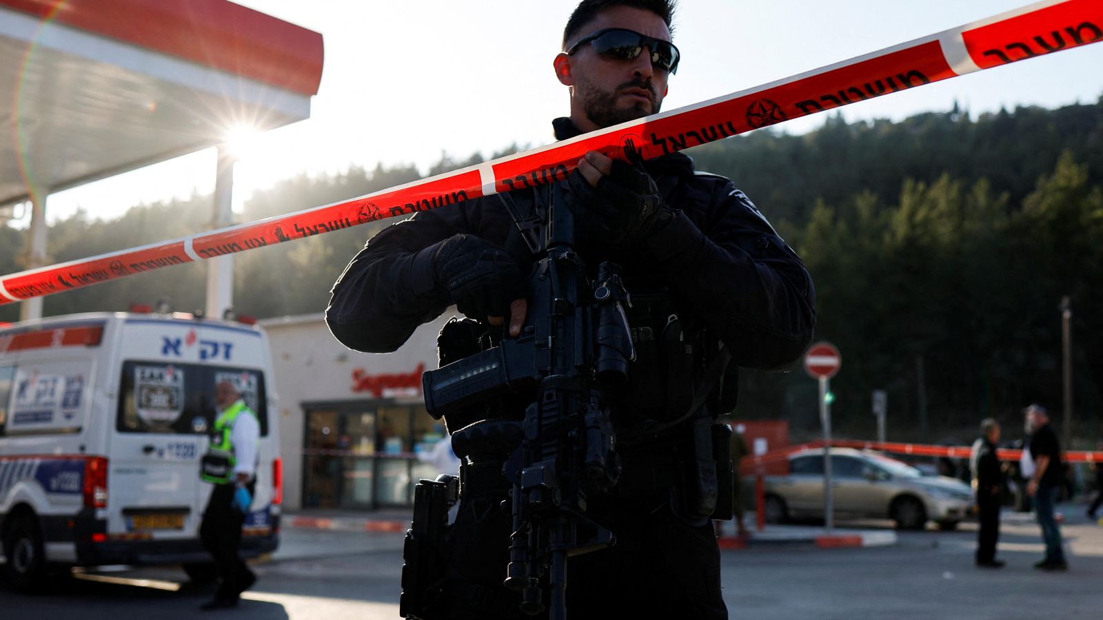 Un personal de seguretat treballa al lloc d'un tiroteig amb quatre morts prop de l'assentament jueu d'Eli