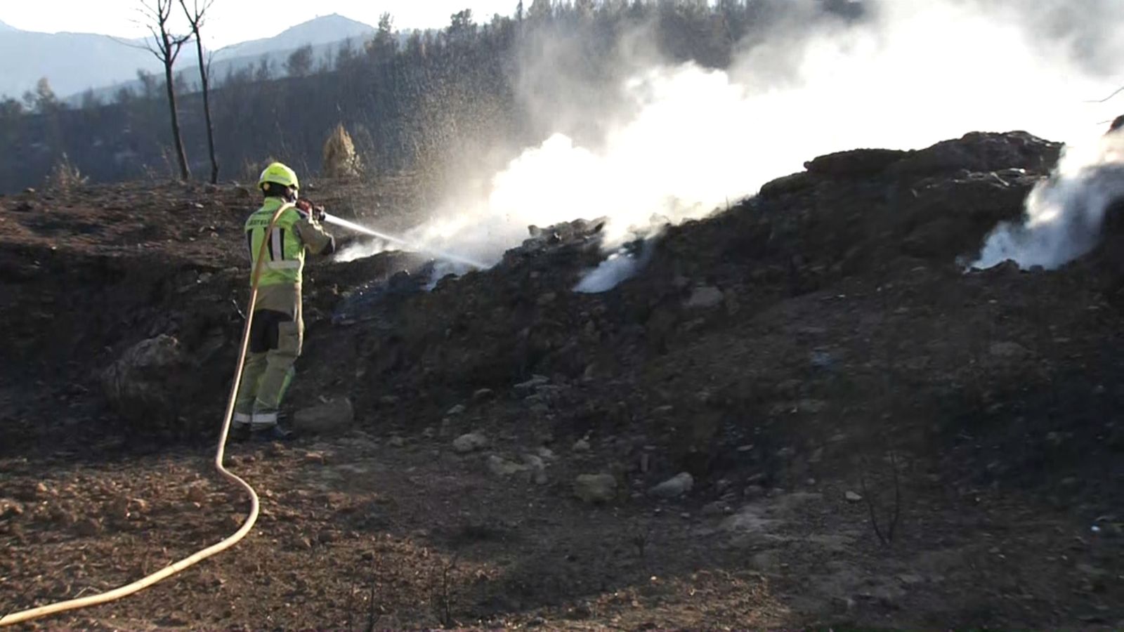 Els bombers continuen treballant per a donar l'incendi per extingit