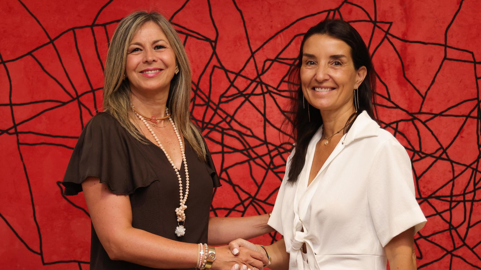 La consellera Merino (d) amb la directora territorial de Caixabank a la Comunitat Valenciana, Olga García