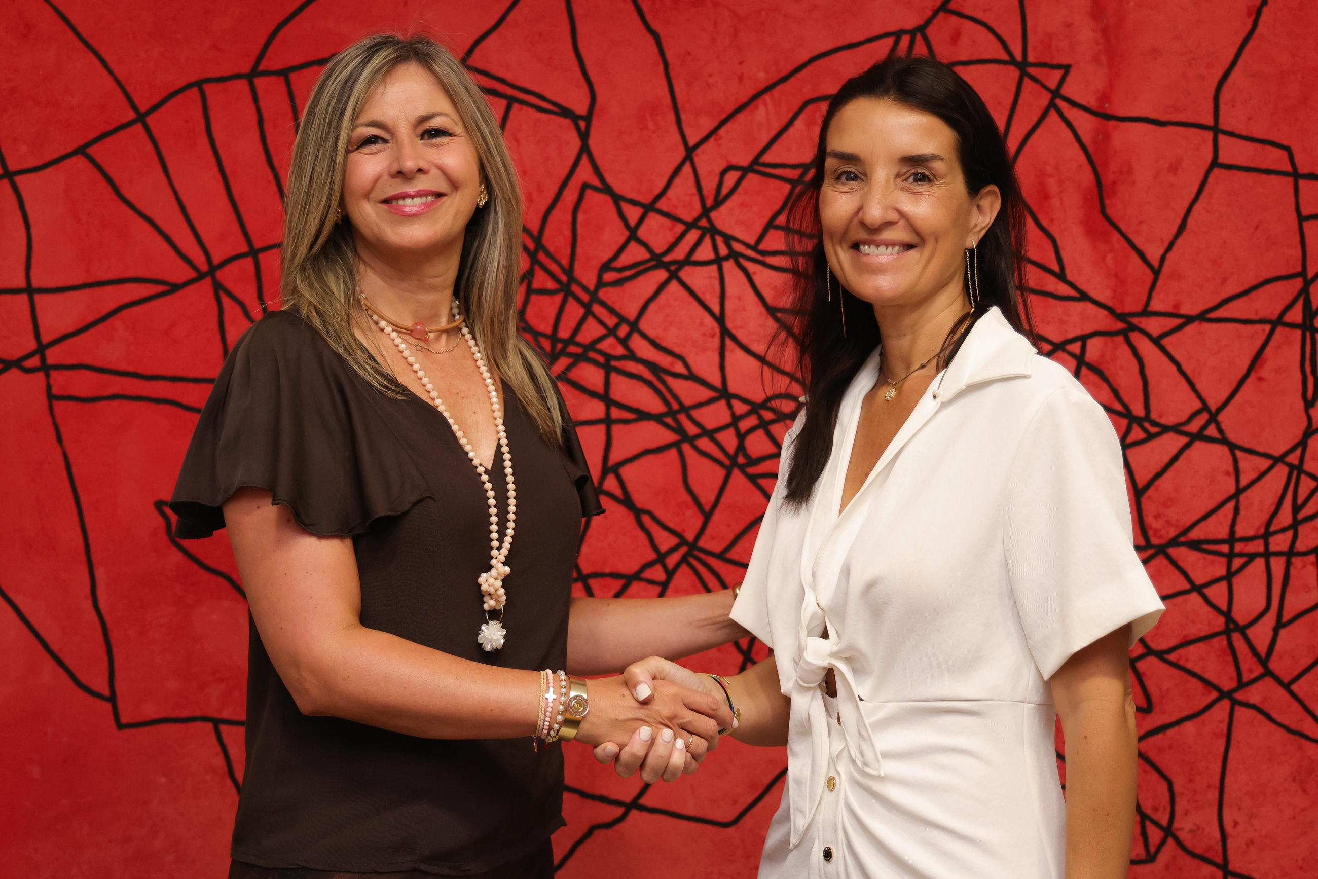 La consellera Merino (d) amb la directora territorial de Caixabank a la Comunitat Valenciana, Olga García