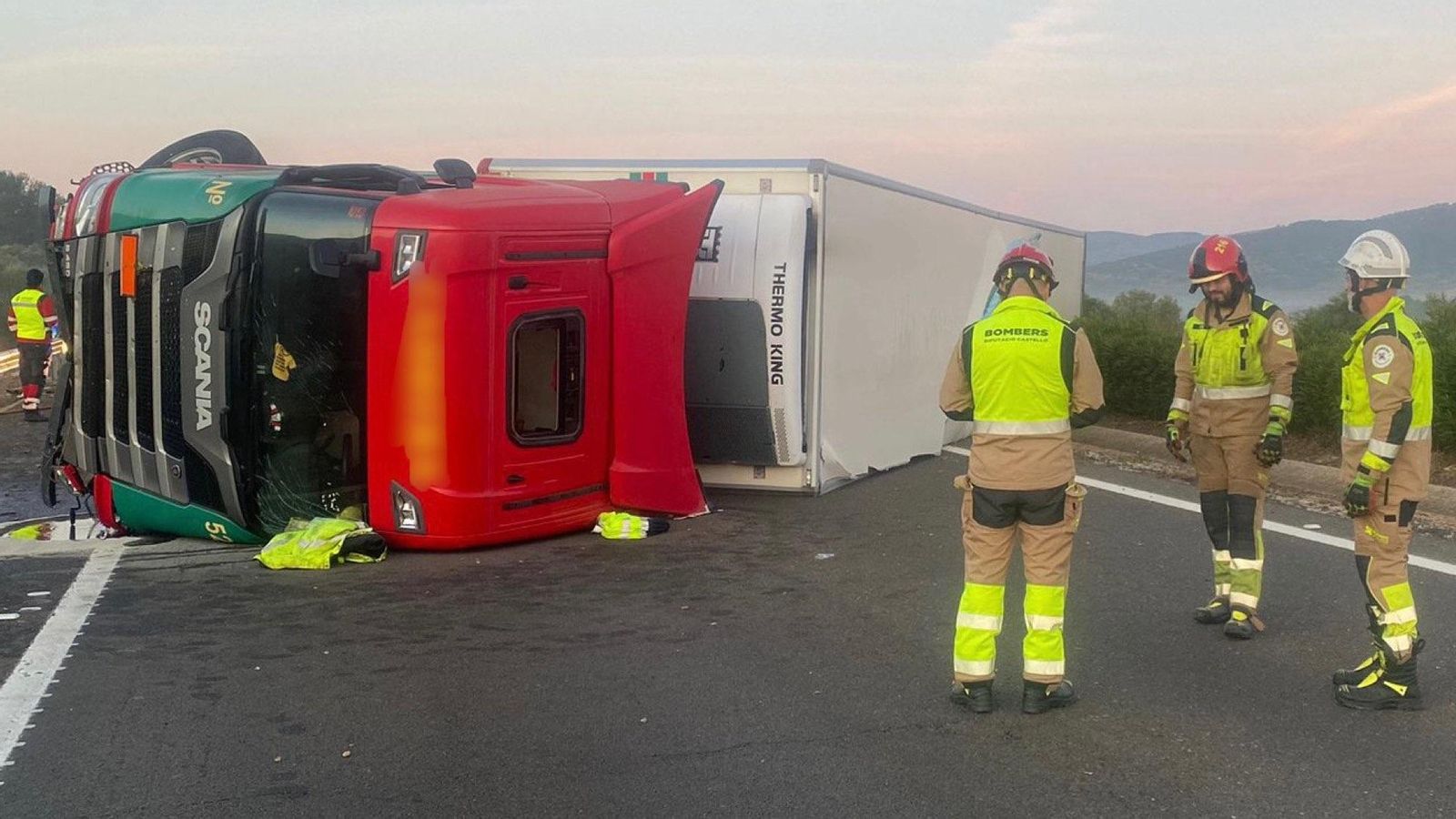 El camió bolcat ocupa tota la calçada de l'autopista https://twitter.com/BombersDipcas/status/1752964763418493235?s=20